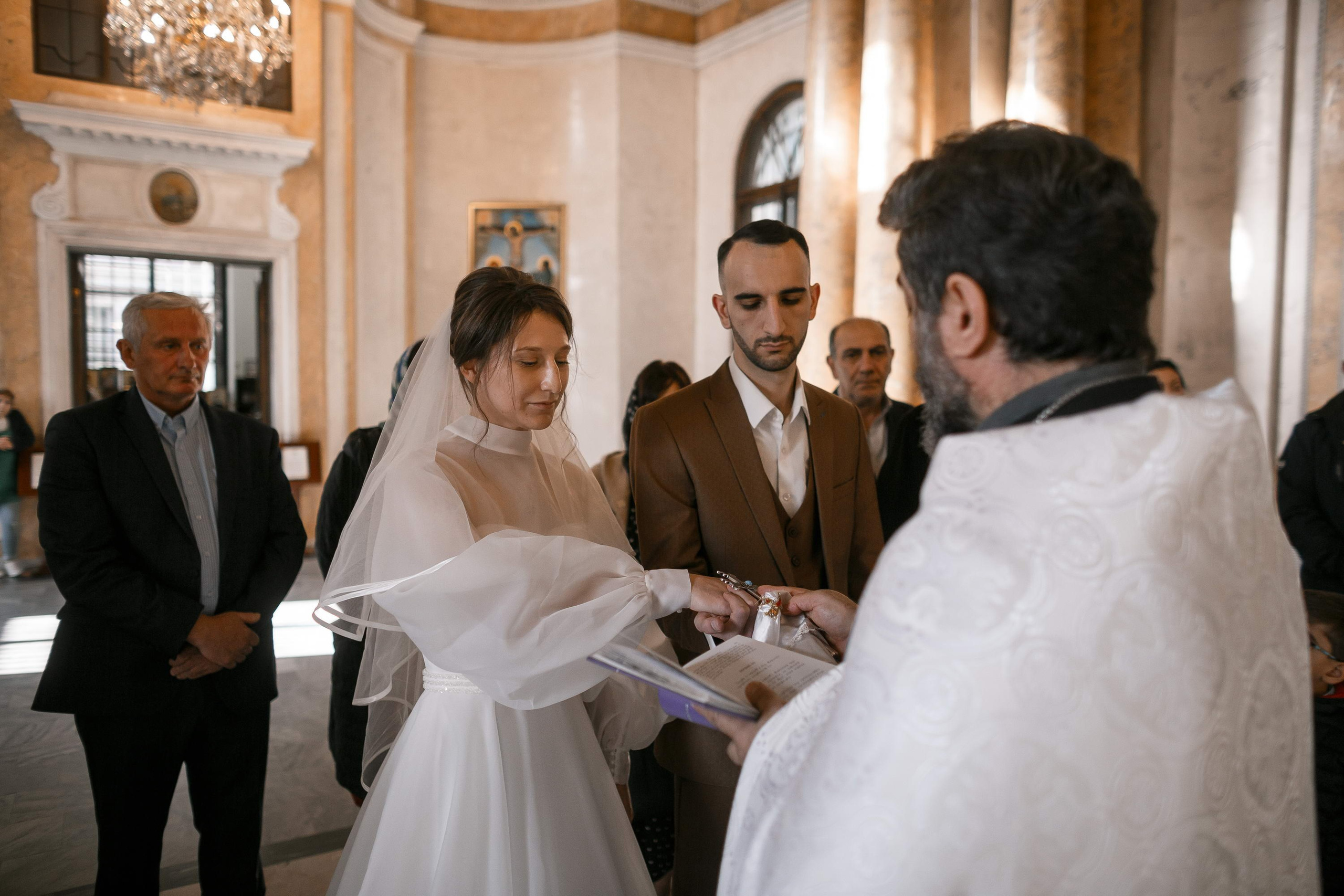 армянские молодожены на венчании