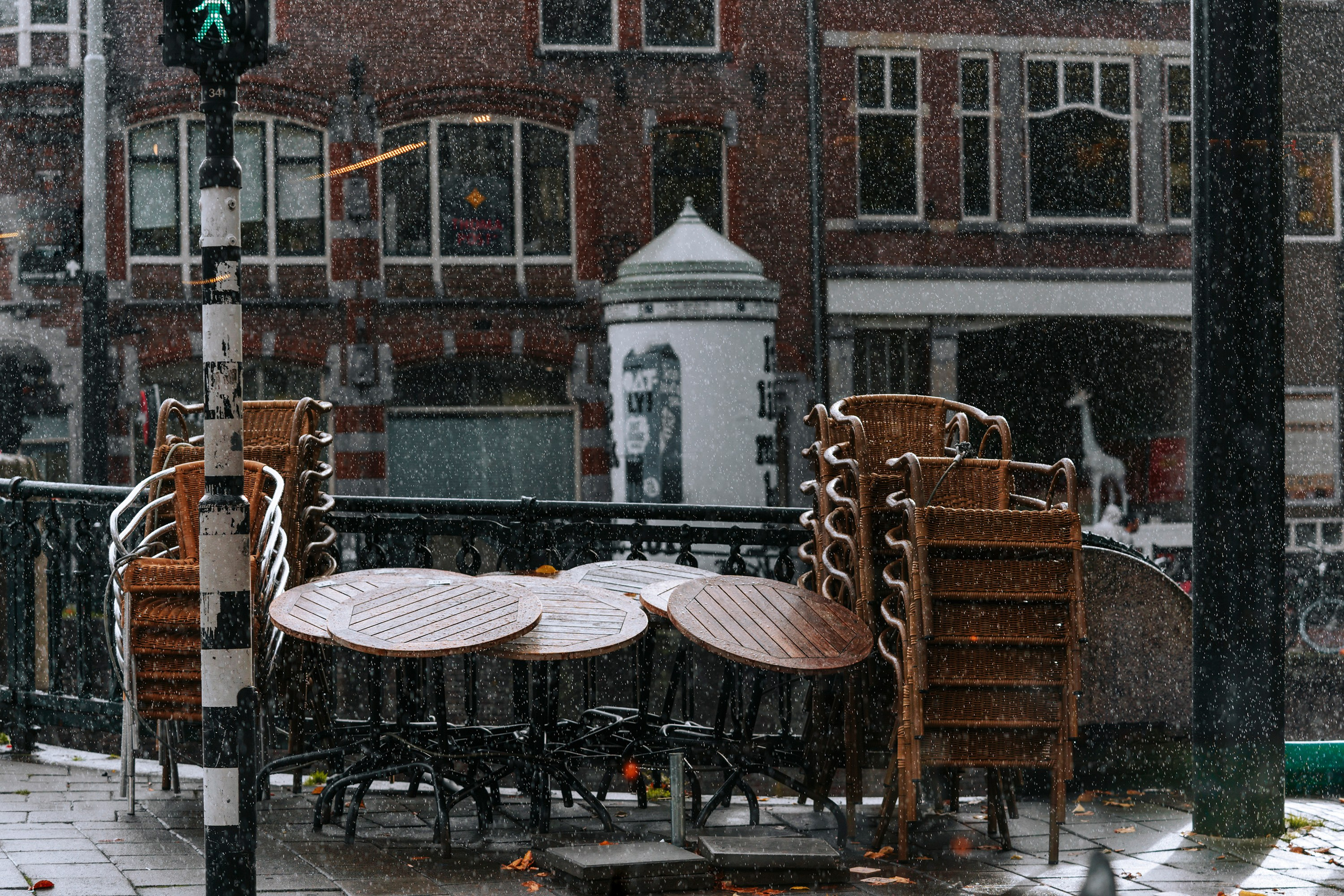 Живописный городской пейзаж пустой улицы дождливого Амстердама. Авторская цифровая фотография для печати интерьерного постера.