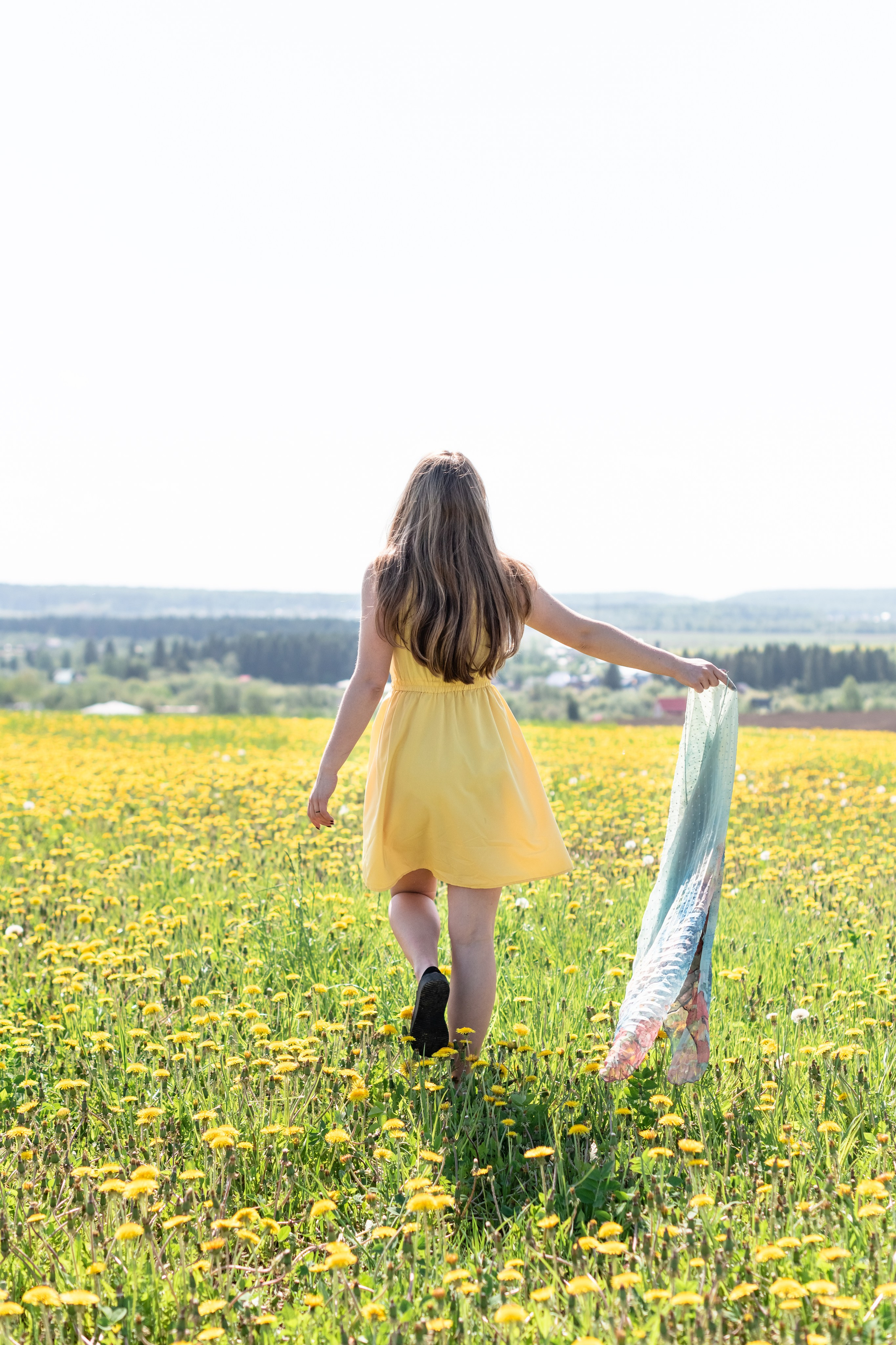 девушка в поле одуванчиков