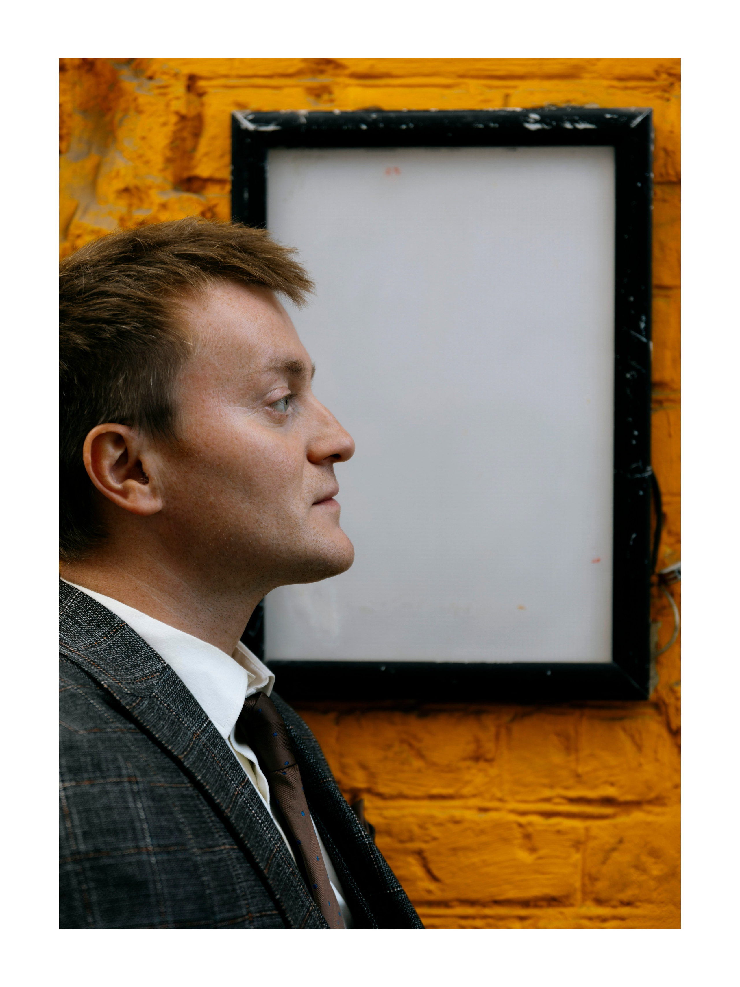 рыжий мужчина в профиль