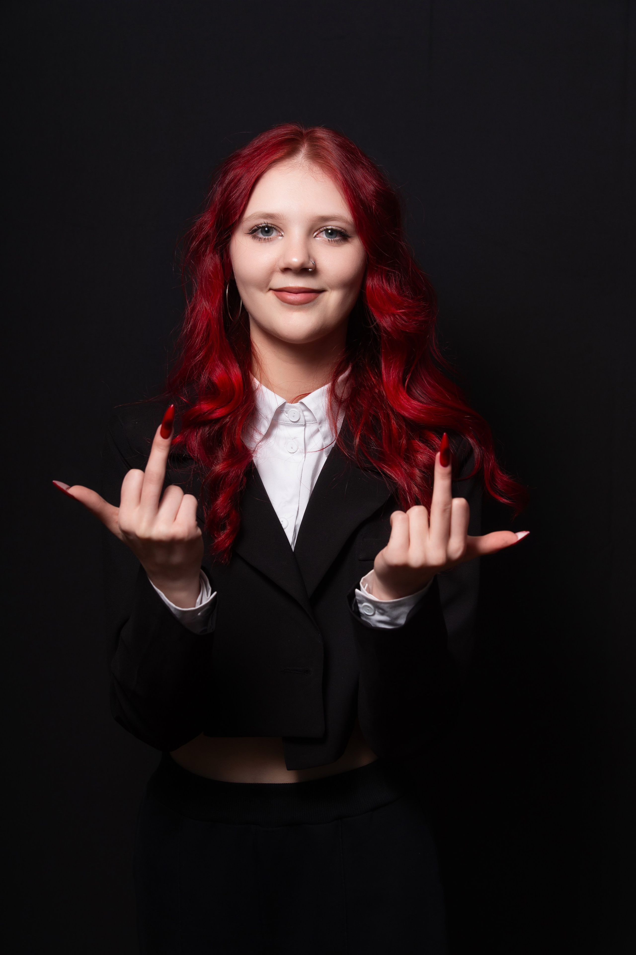 Портретная фотосессия для учеников 9 класса на чёрном фоне | Школьный фотограф Николай Богатырёв | Твой альбом / Твои правила. ТВОЙ АЛЬБОМ / ТВОИ ПРАВИЛА