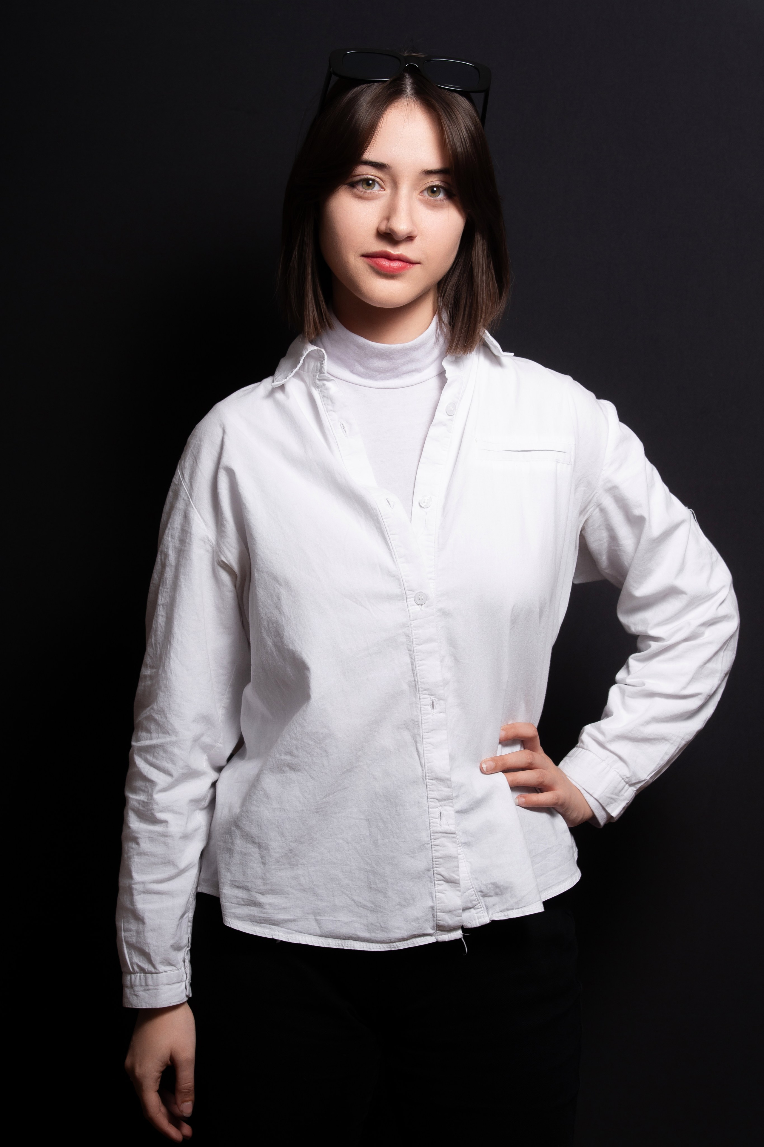 Портретная фотосессия для учеников 9 класса на чёрном фоне | Школьный фотограф Николай Богатырёв | Твой альбом / Твои правила. ТВОЙ АЛЬБОМ / ТВОИ ПРАВИЛА