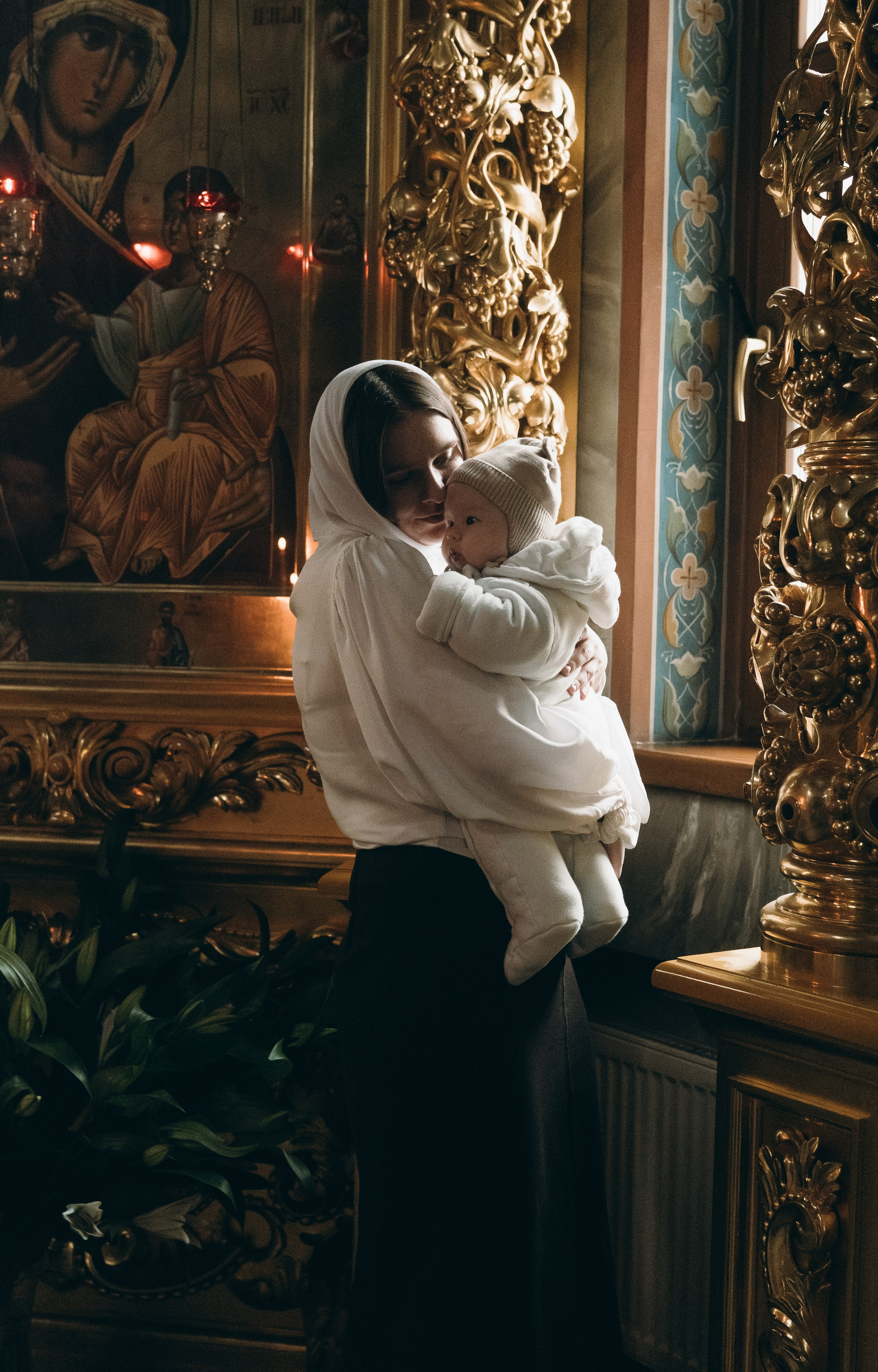 Фотосессия Крещения в Москве - Мама и малыш в Храме 