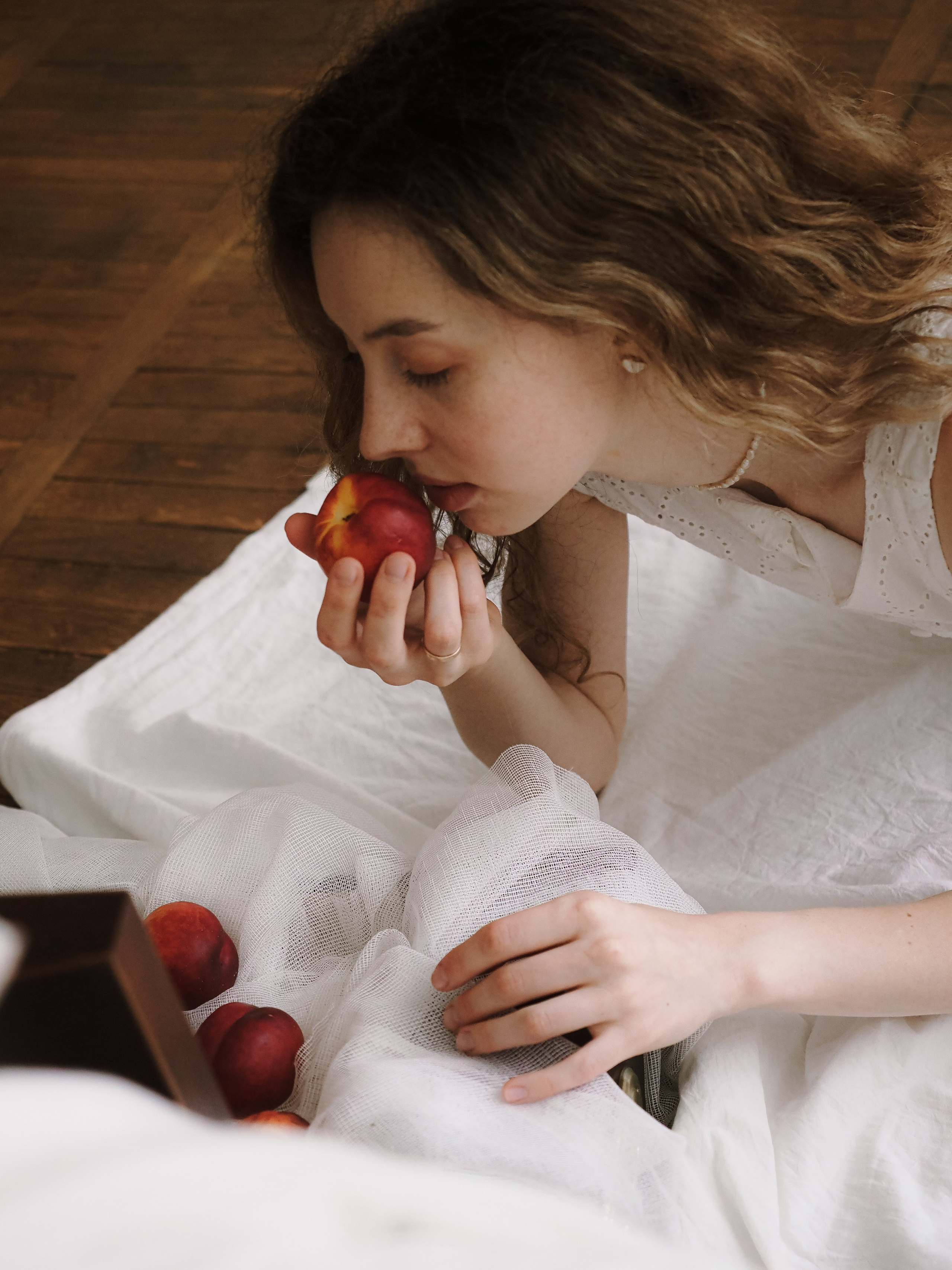 Утро и аромат персиков. Фотограф Рязань. Семейный Свадебный фотограф