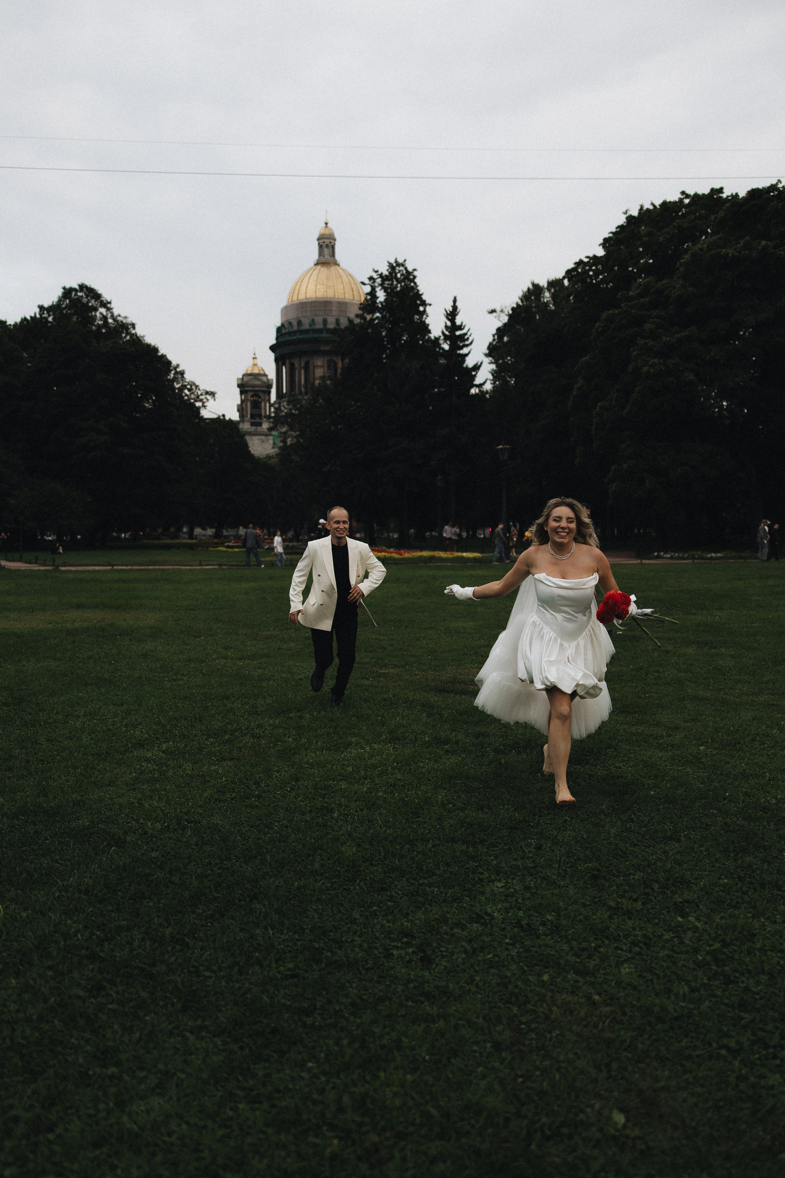 Когда я впервые увидел тебя, этот смех, ты мне напомнила по-моему сразу всех. Свадебный фотограф в Санкт-Петербурге Баженова Алина