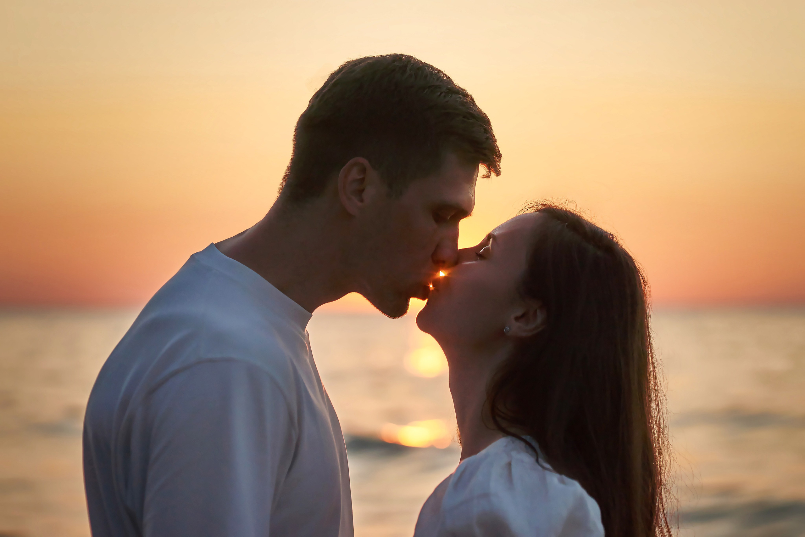 Влюблённые, закат и море. Цвет любви