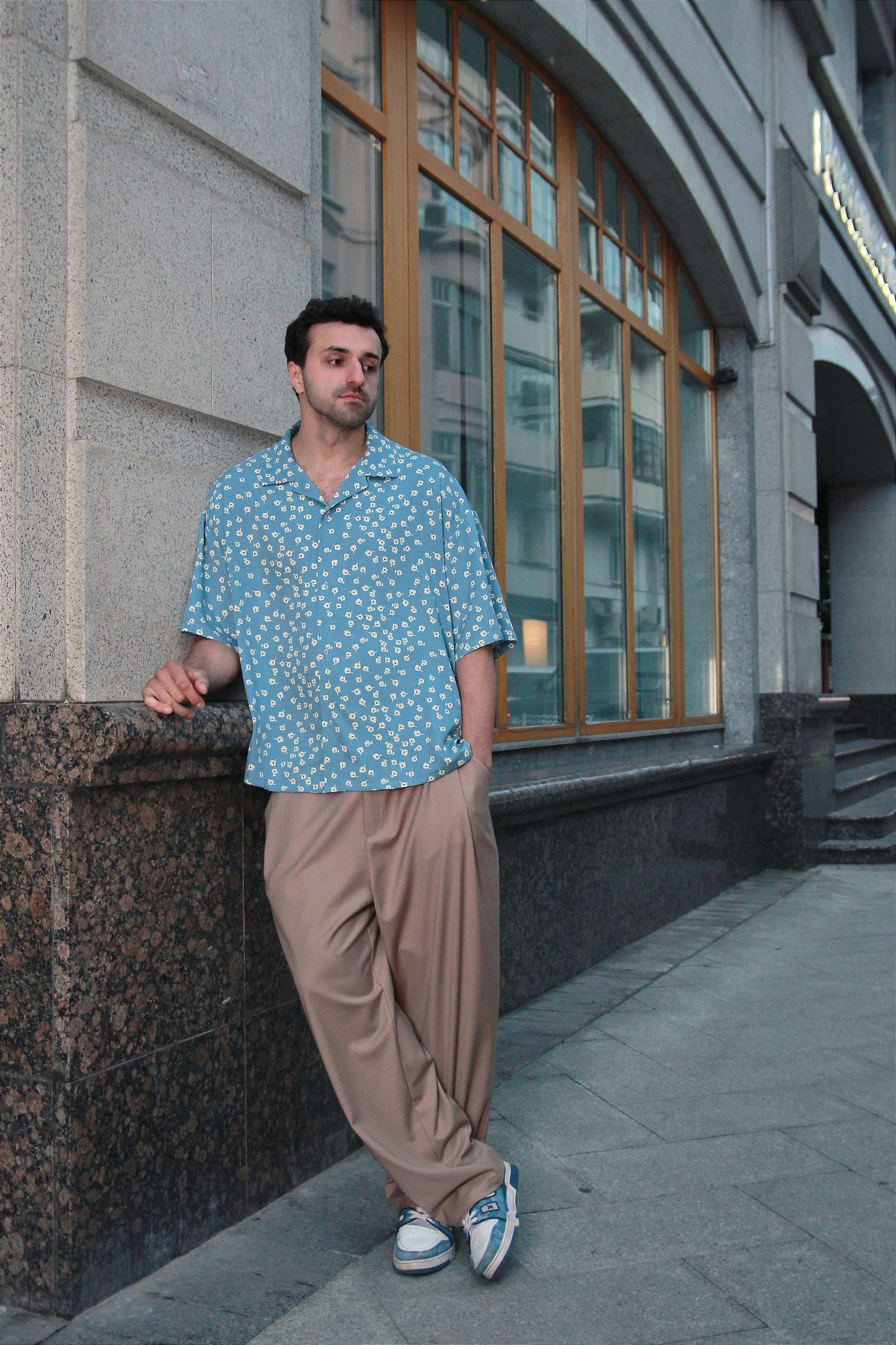 Мужской портрет. Контакты