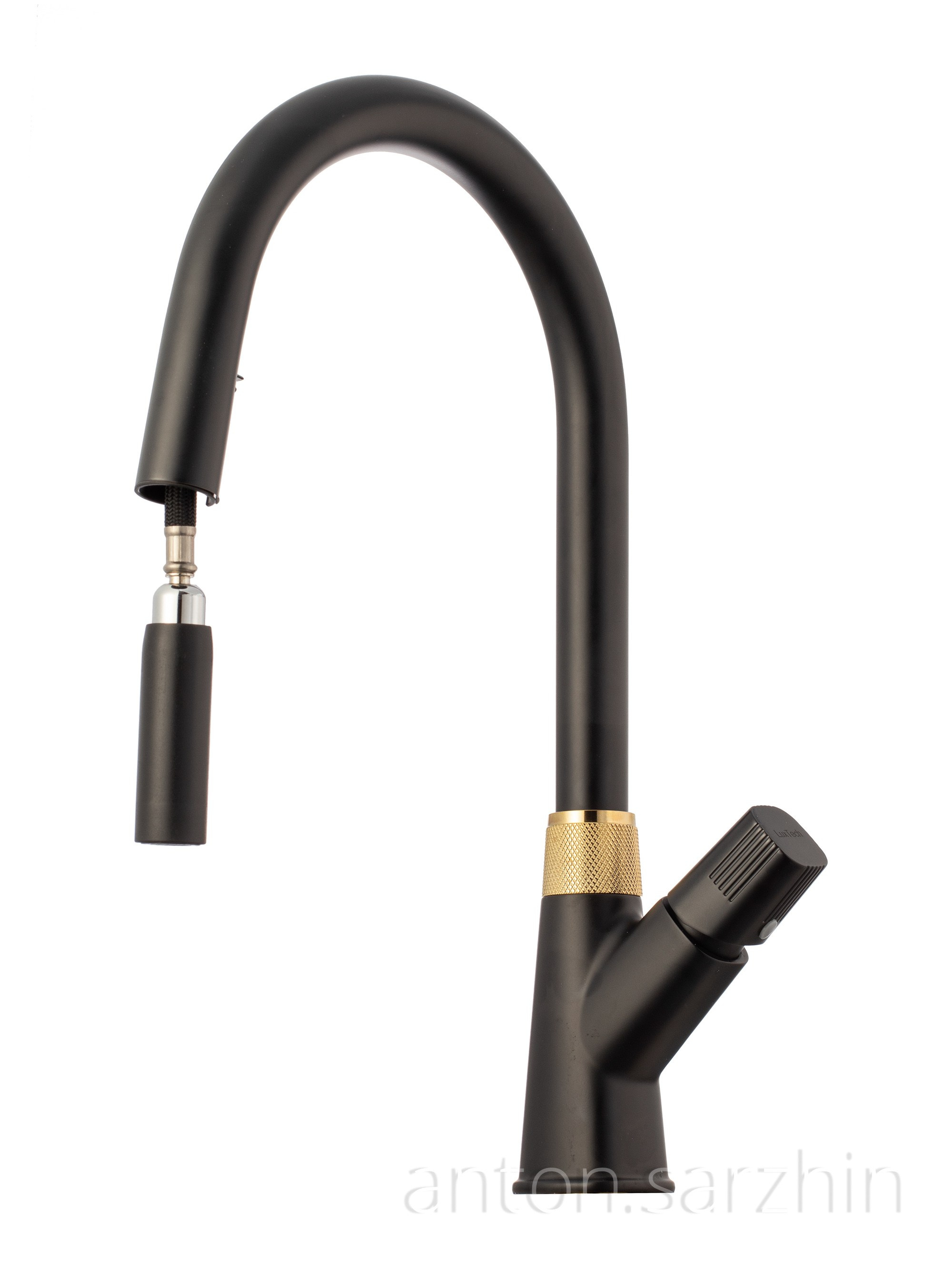 Смеситель для раковины черный на белом фоне с гибким шлангом