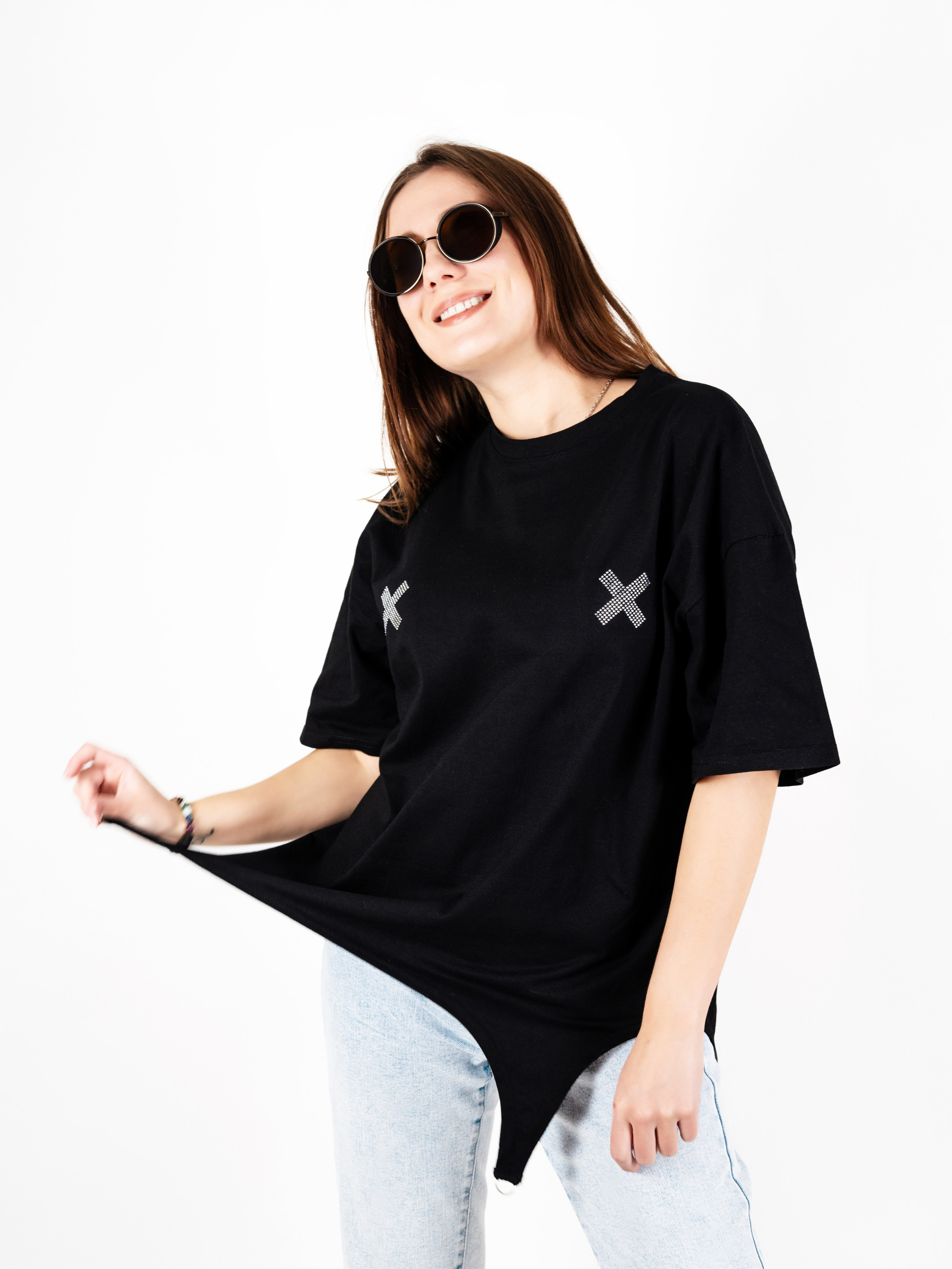 Футболка стиля Oversize, модельная съемка с нанесением инфографики. Олейник Денис — предметный фотограф, фотограф для маркетплейсов в Казани