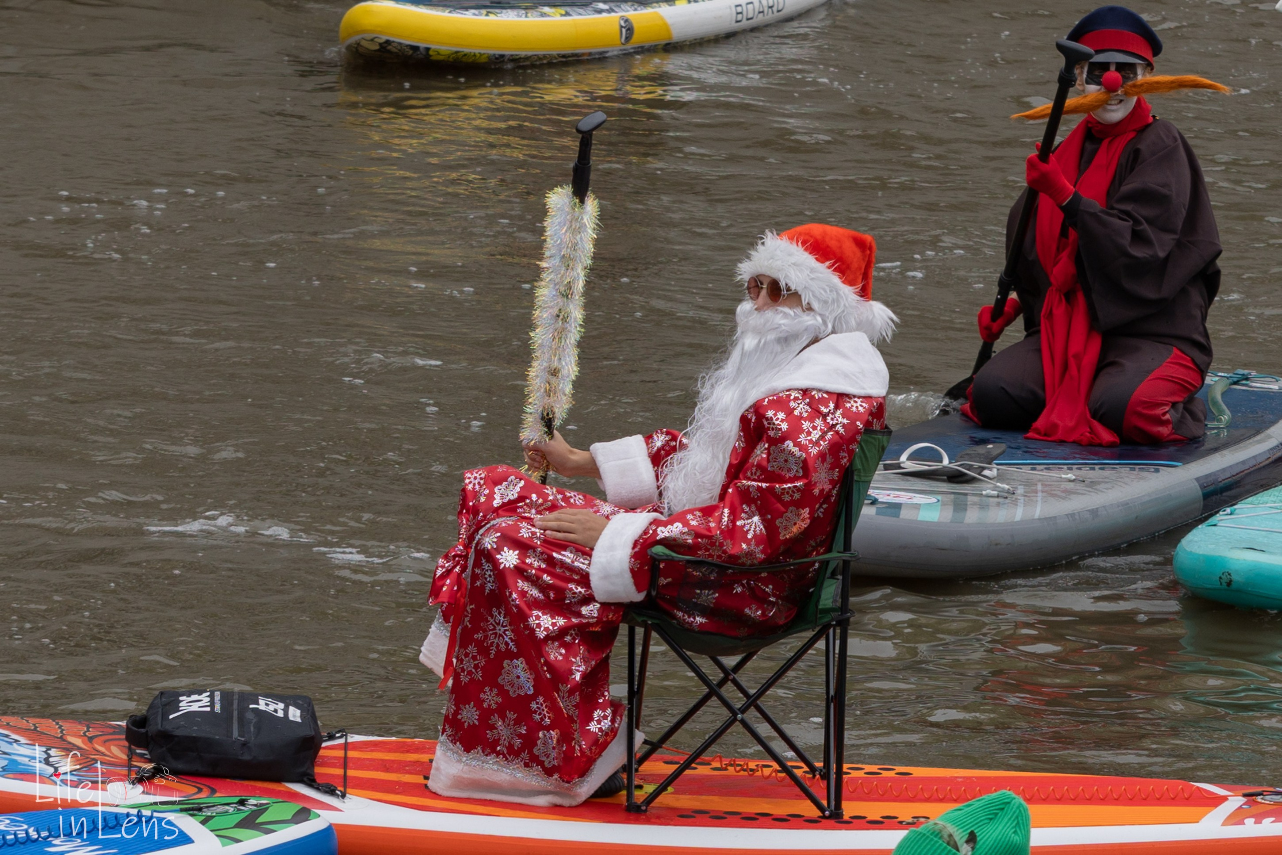 SUP-карнавал. Фотограф, получающий удовольствие от своей работы