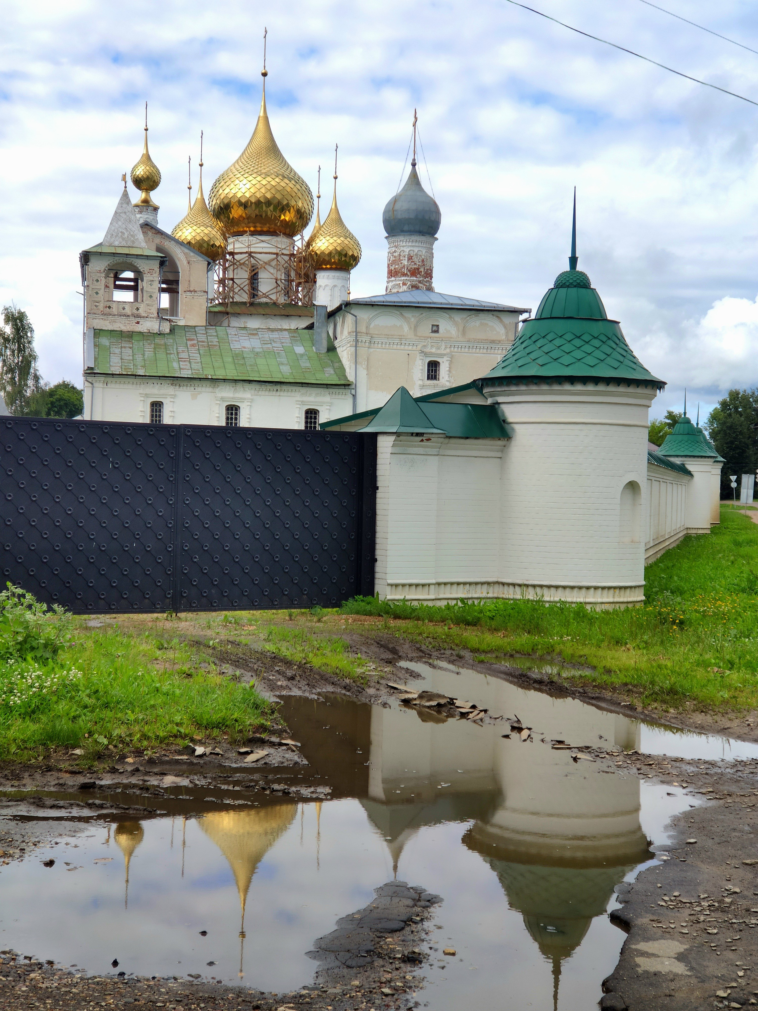 Воскресенский монастырь, точная дата основания теряется в веках. Есть версии о XV в., есть о XIII в.