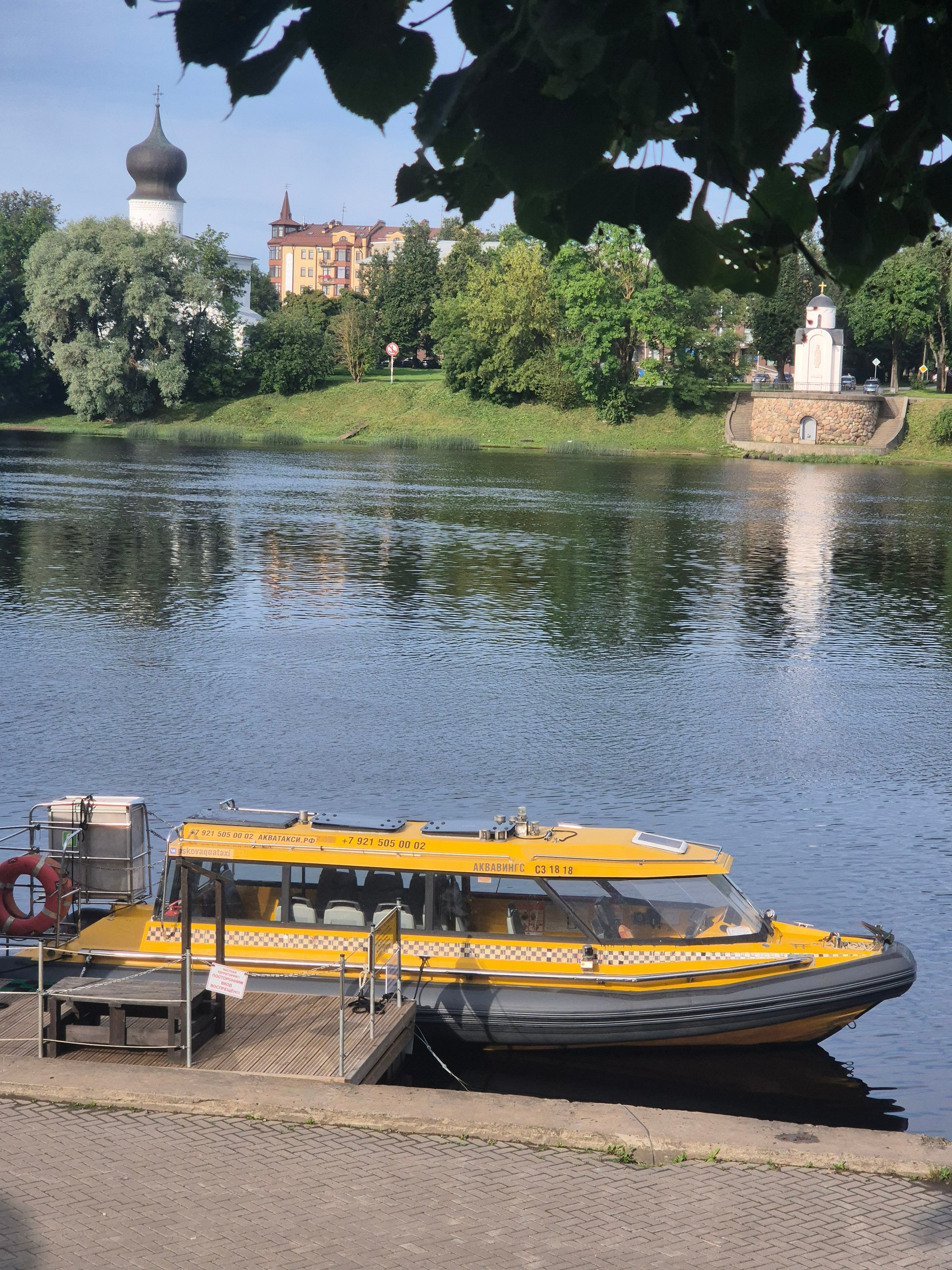 В городе много водных развлечений - кораблики, лодочки, водное такси