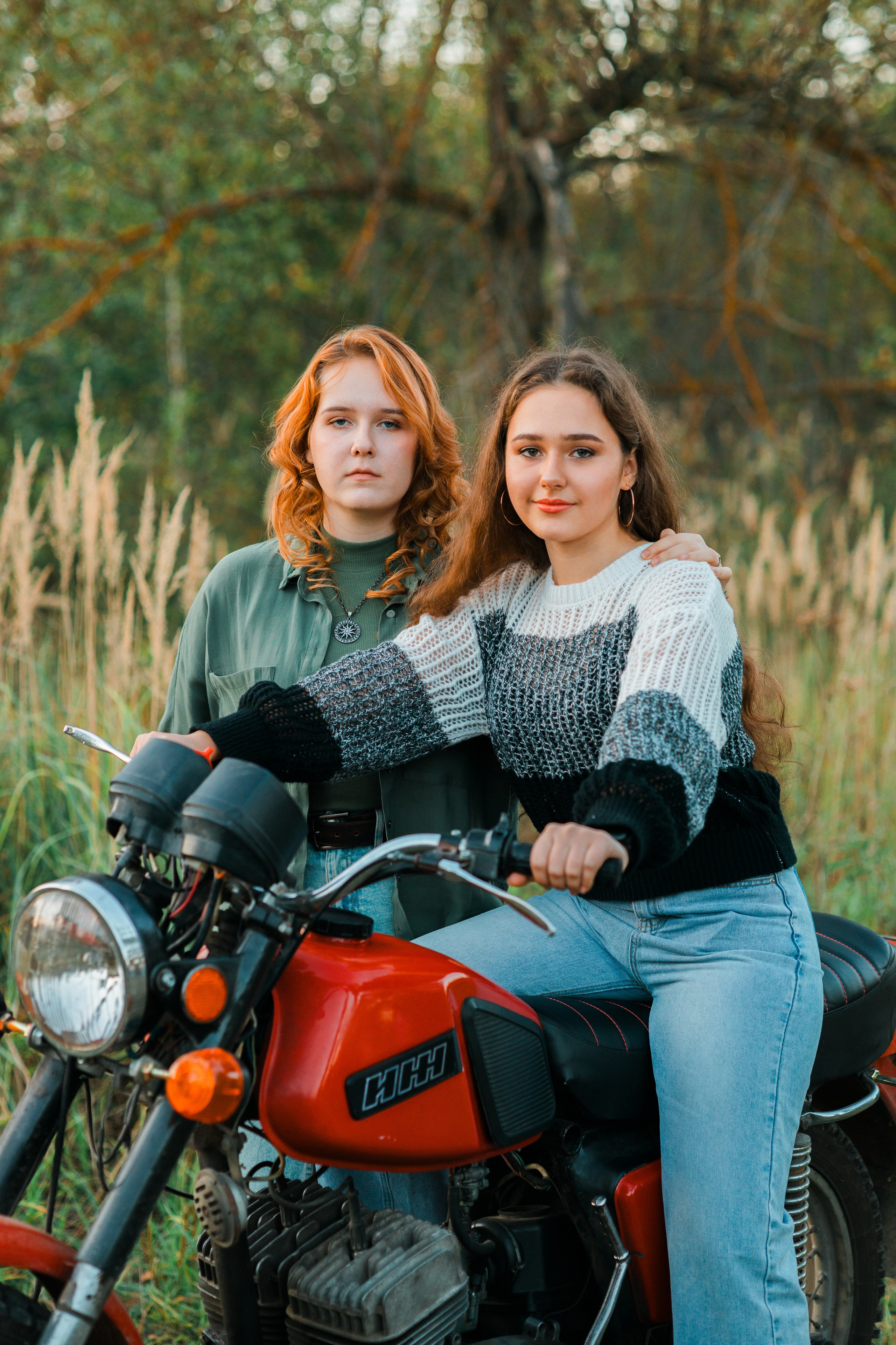 Осенняя фотосессия для выпускных альбомов 11 классов в Тарусе 2025 год. Выпускные альбомы в Серпухове