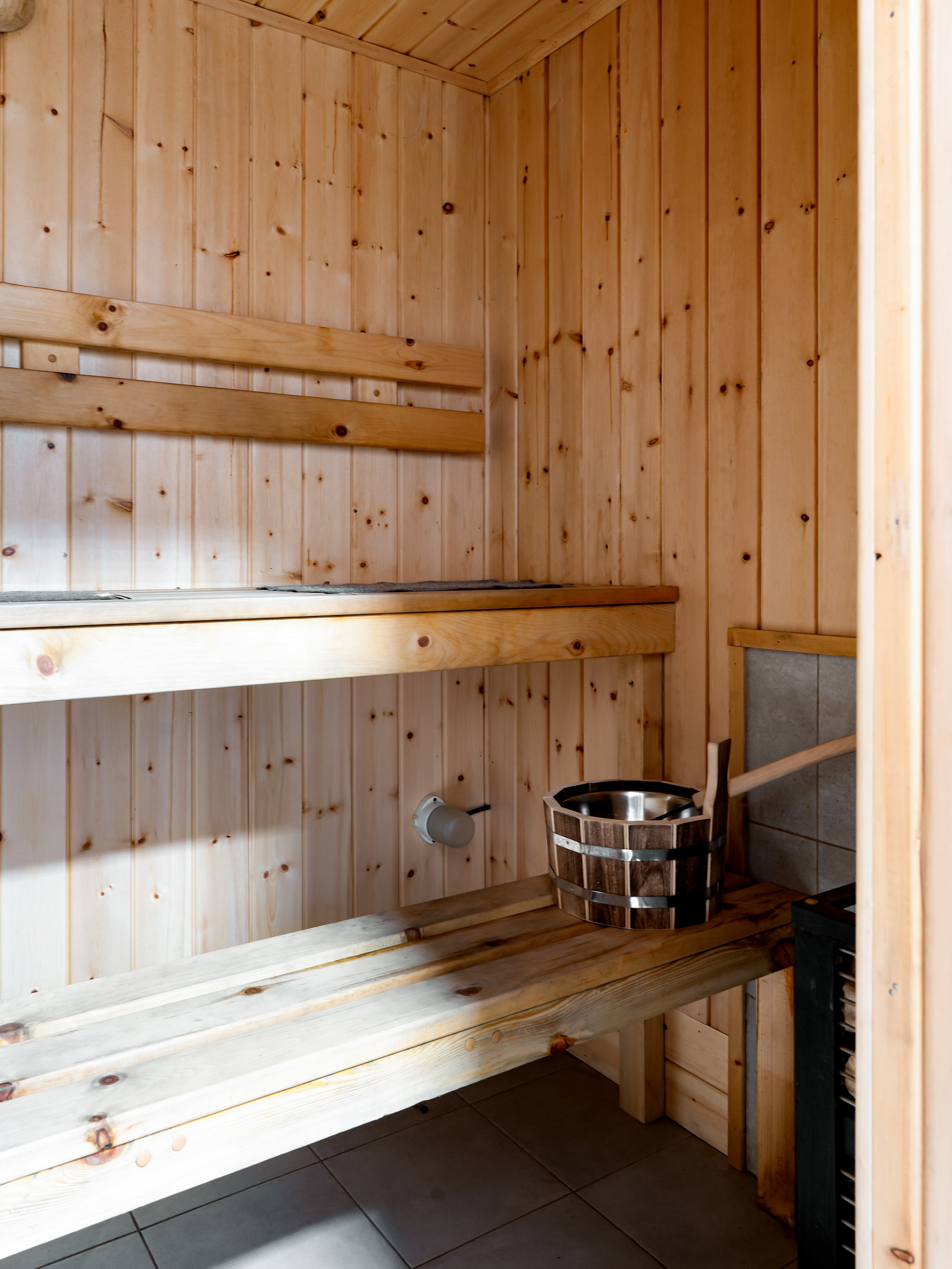 Фотосъемка бани, кухни-столовой для гостевого дома на острове Ольхон. Фотосъемка и видеосъемка недвижимости, интерьерная фотосъемка в г. Иркутске