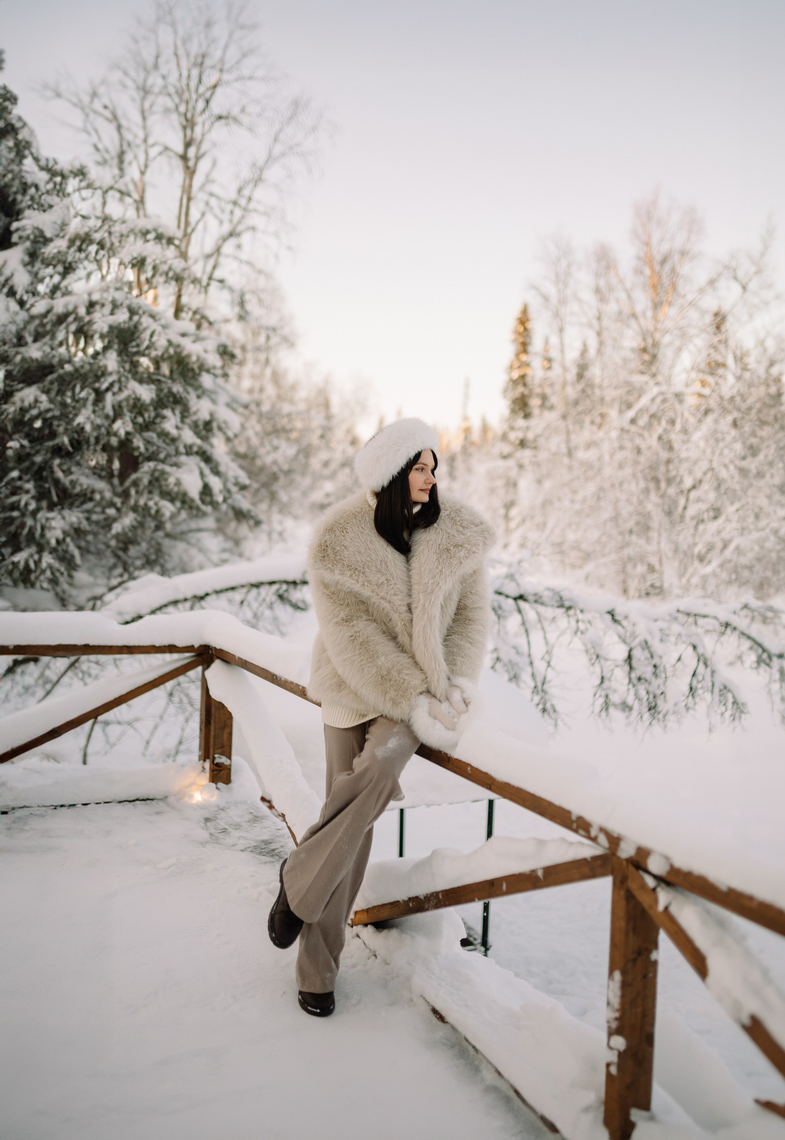 Волосы развеваются на ветру, показывая свободу духа и внутреннюю гармонию.