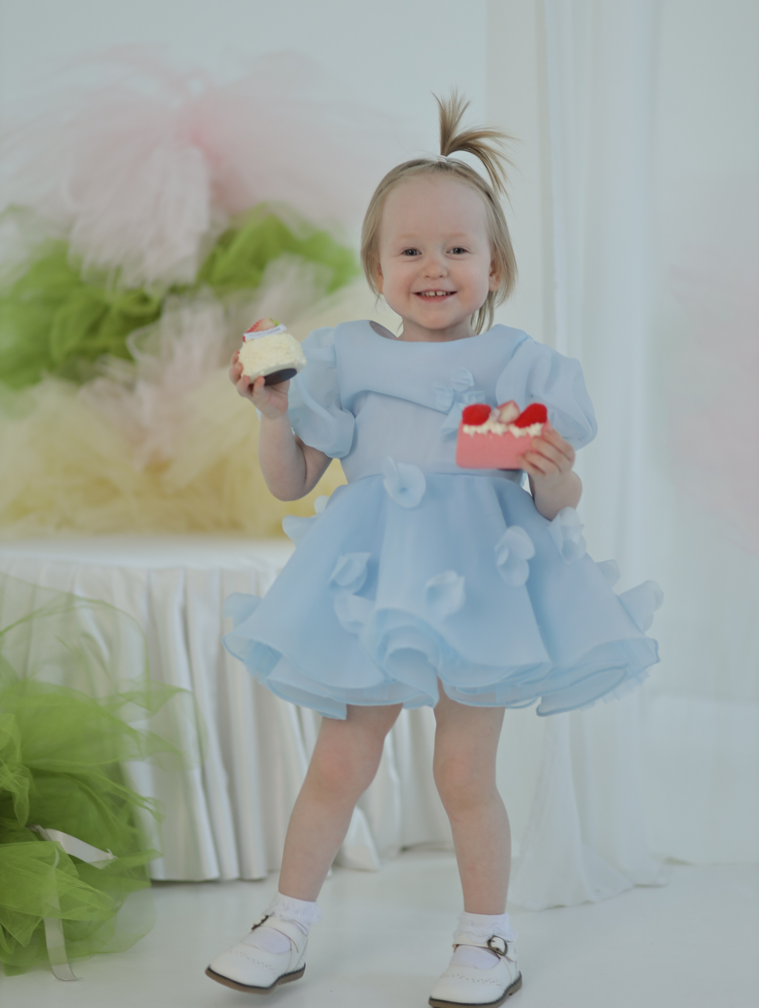 Платье « Лепесток мини » . Материал  органза Caroline , лепестки изготовлены вручную из основного материала, что придаёт платью изысканный вид. Идеально подойдёт на девочку ростом 98-100 см. Цена : 5000₽