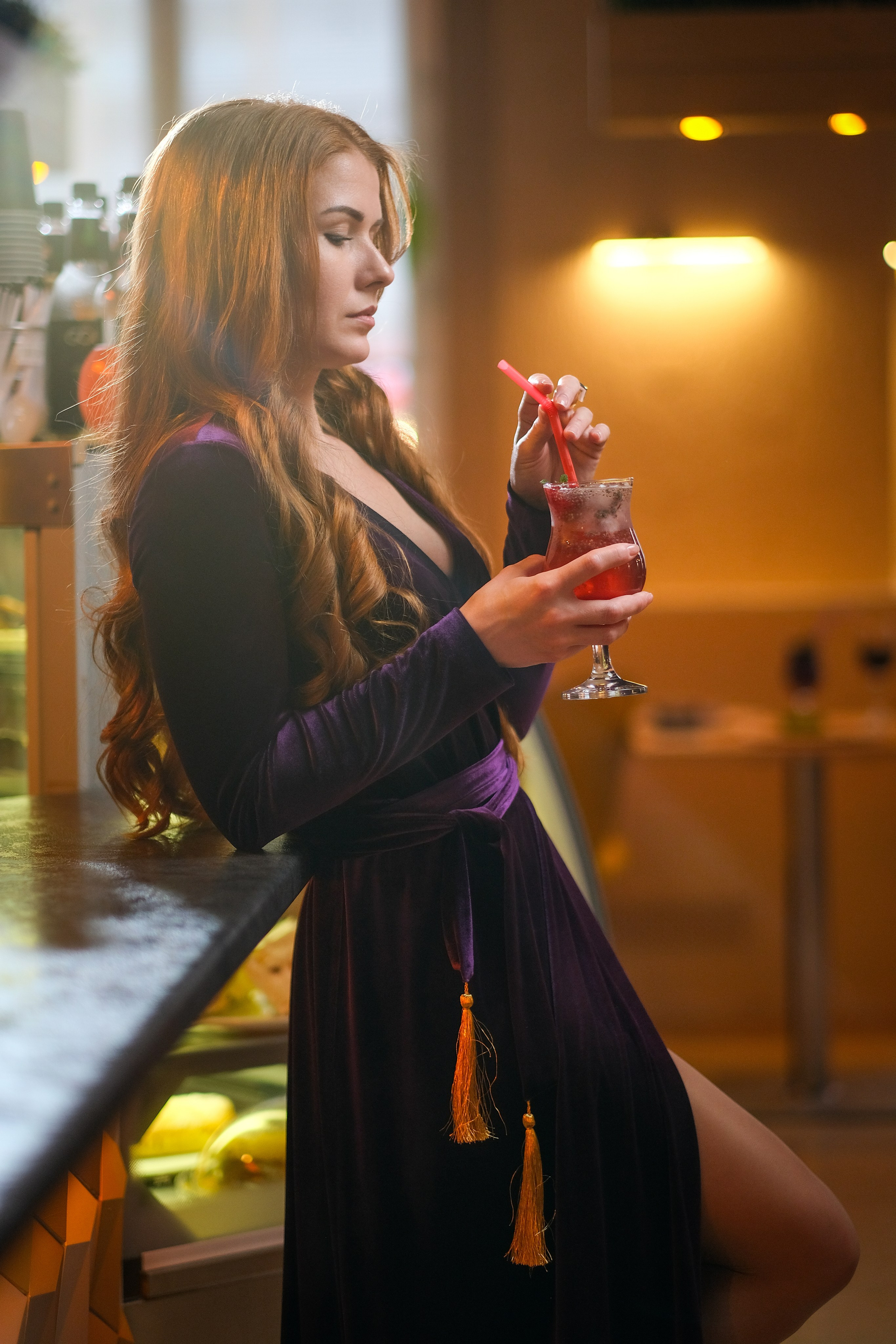 Девушка в кафе с бакалом в руках