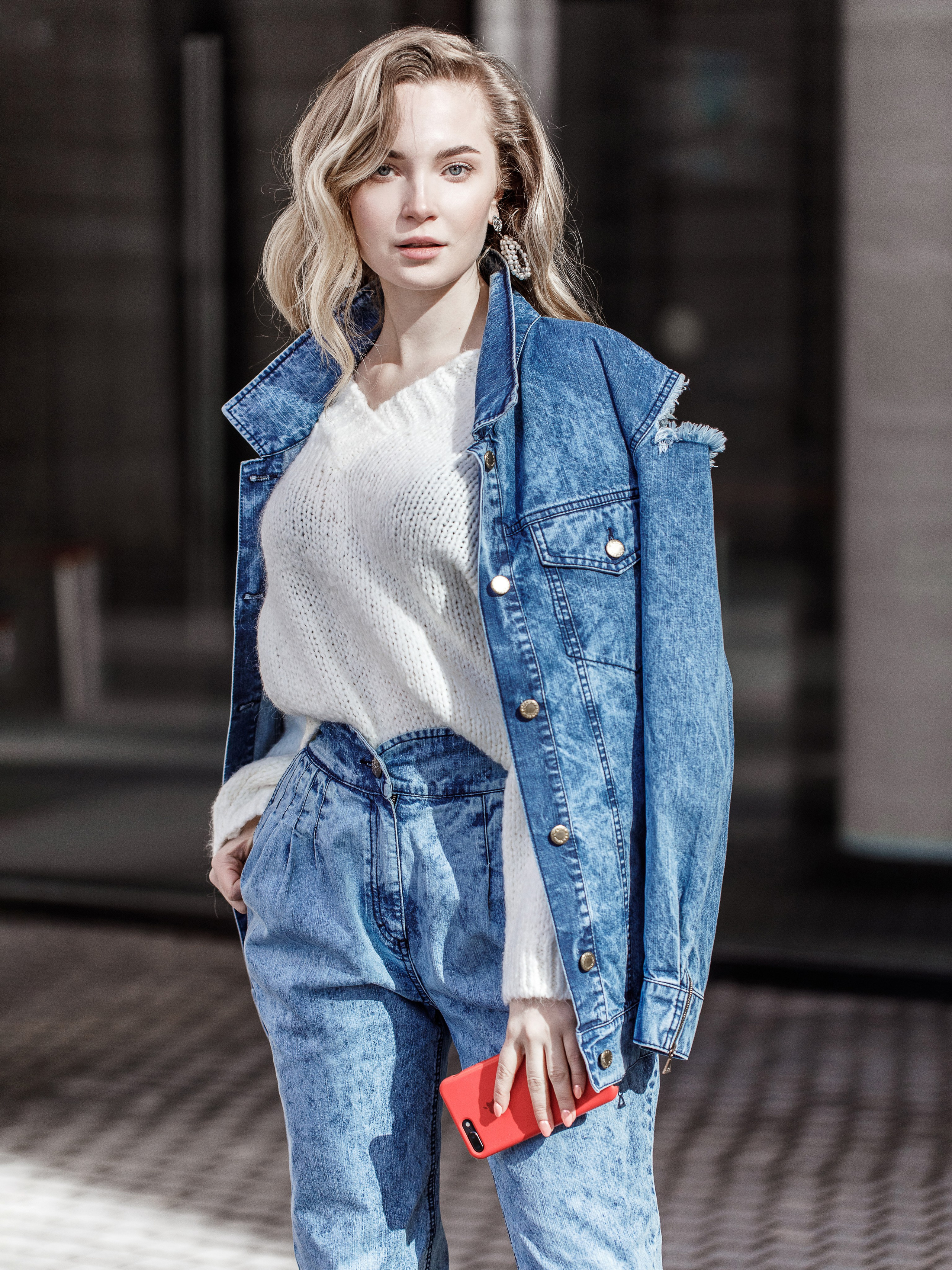 Девушка блондинка в джинсах и джинсовой куртке