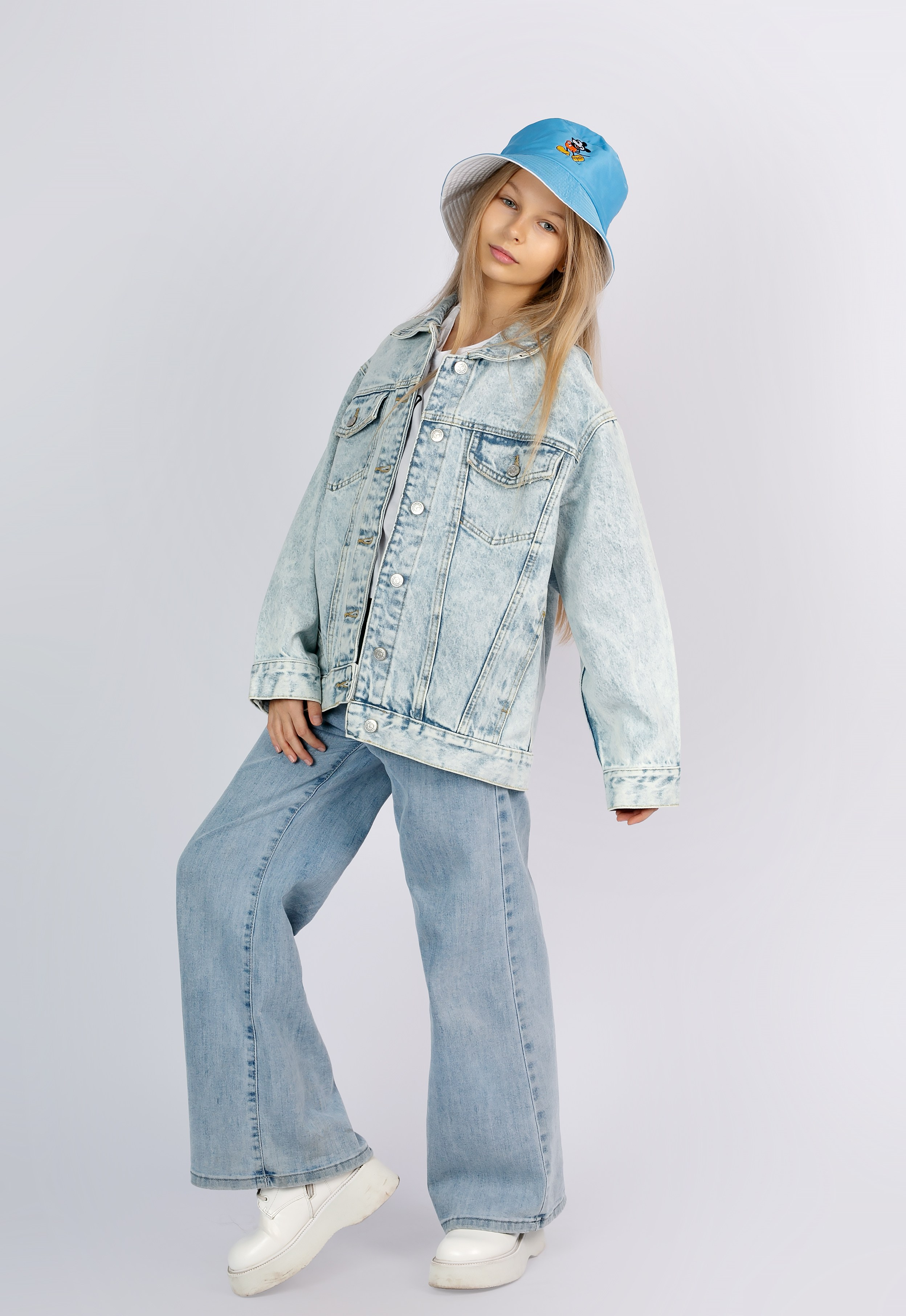 Детская одежда на белом фоне с тенями. Предметная, рекламная фотосъёмка в Орле. Предметный фотограф в Орле