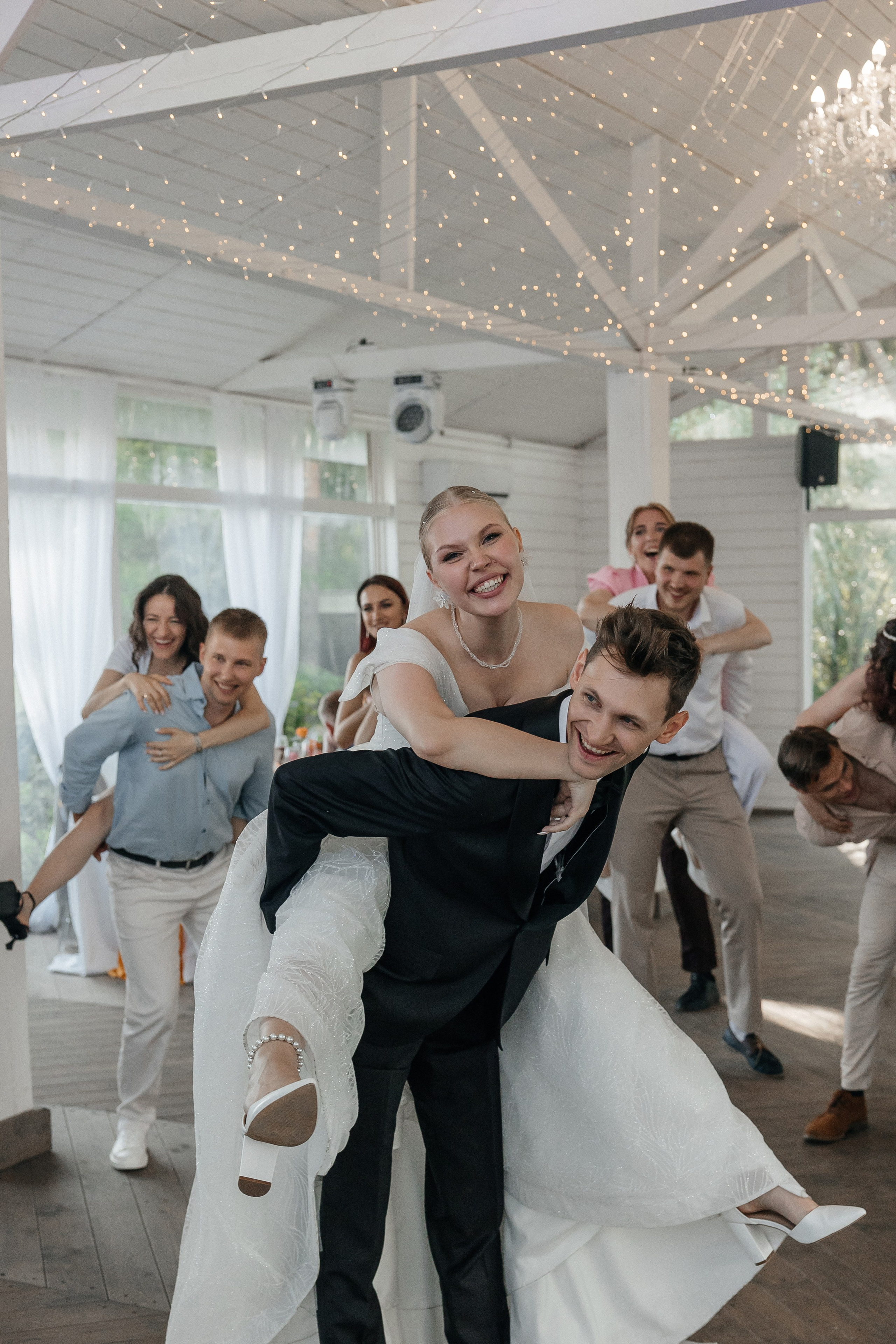 Свадебная фотосессия в ресторане Турандот, свадьба на площадке House for wedding Дом у озера. Свадебный фотограф в Москве Дарья Олендарёва