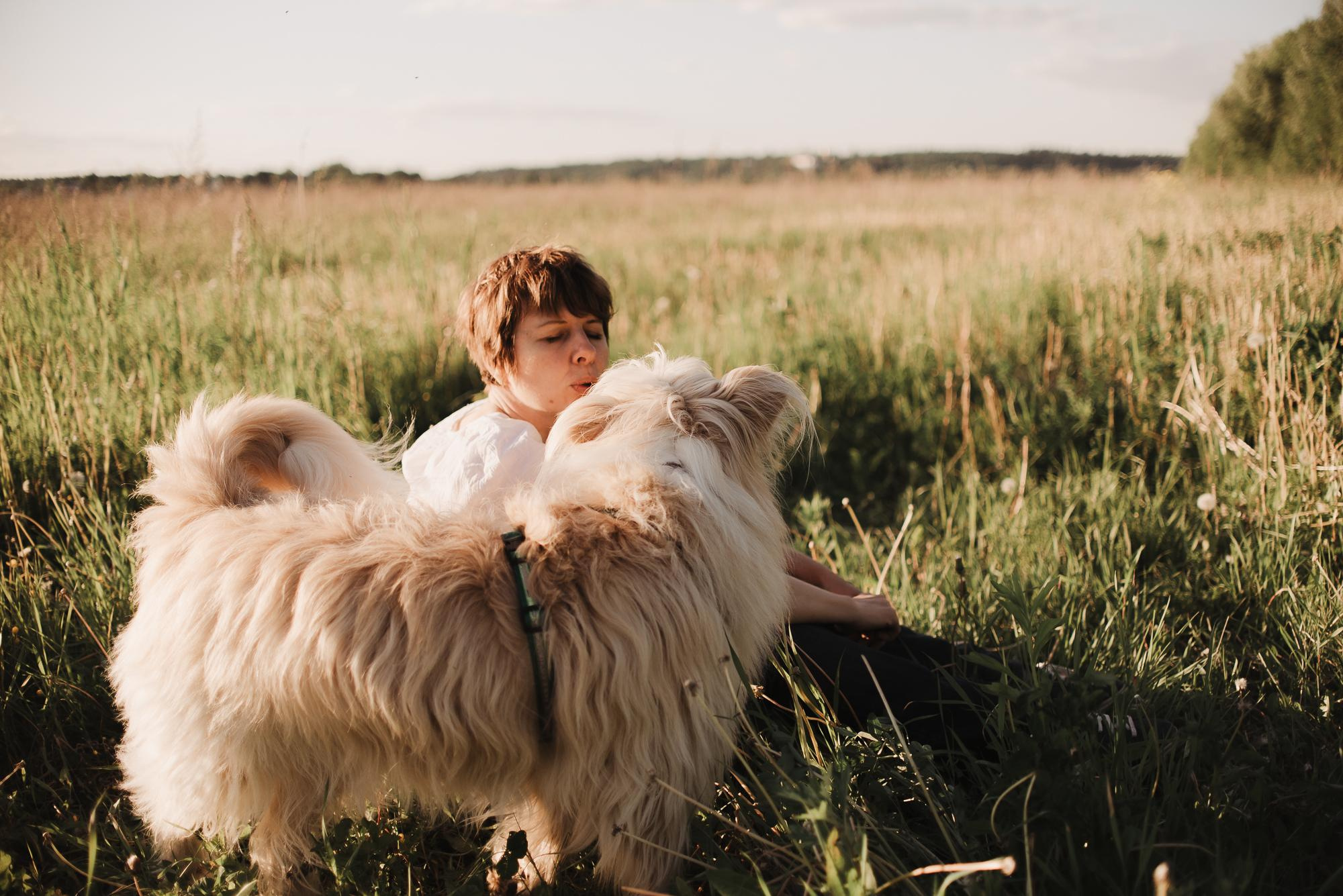 Julia and Marta. Real moments between people and their dogs