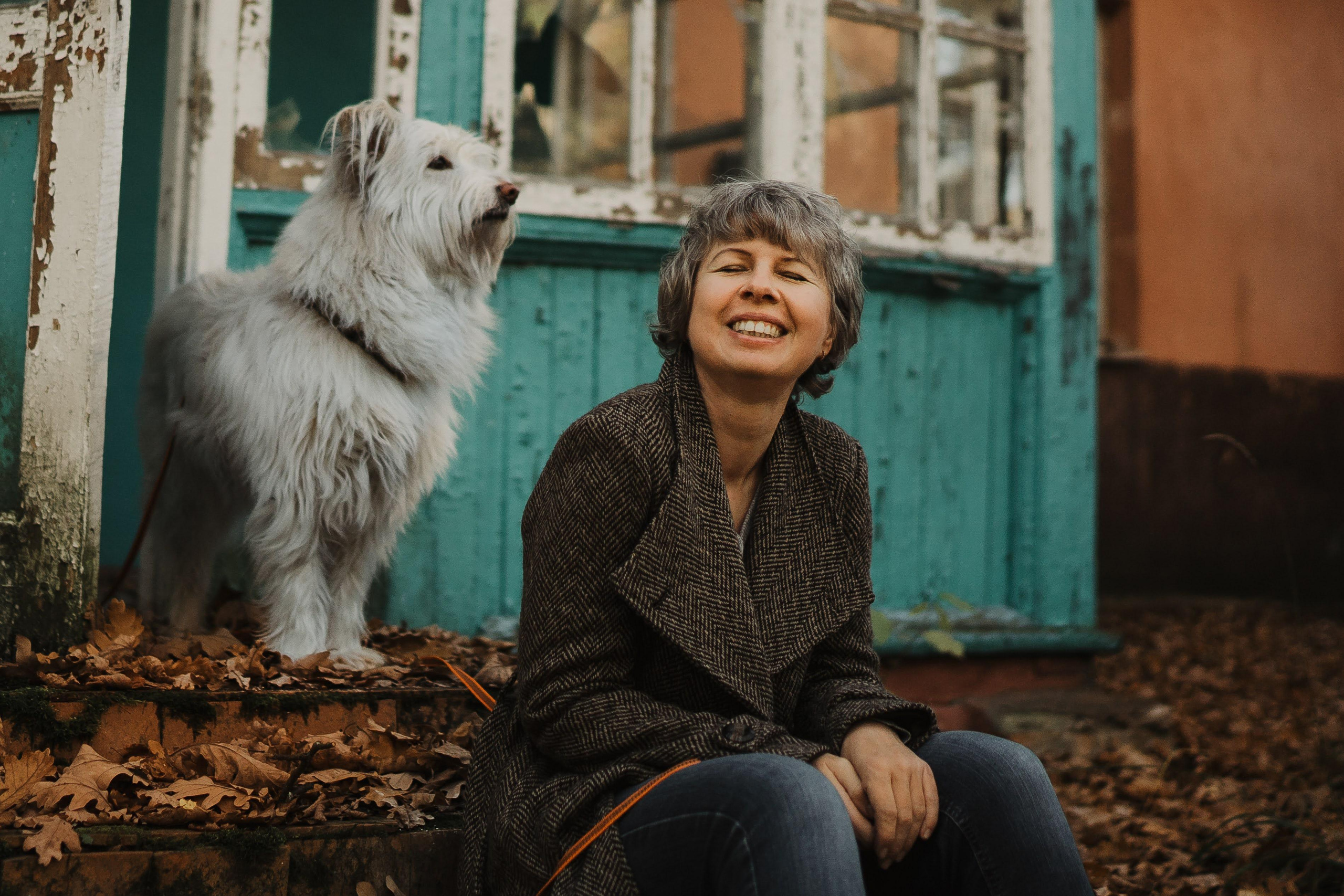 Julia and Marta. Real moments between people and their dogs