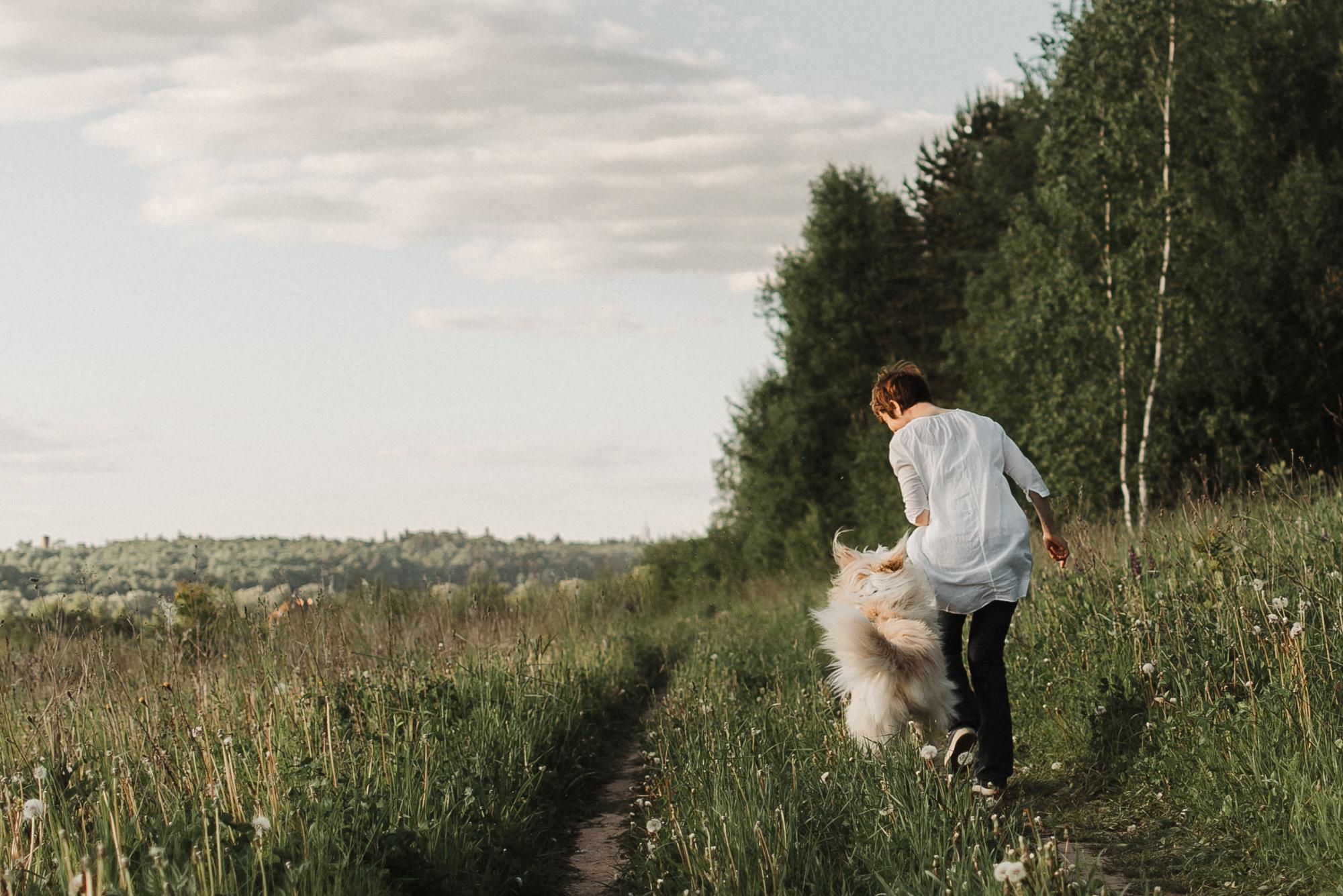Julia and Marta. Real moments between people and their dogs
