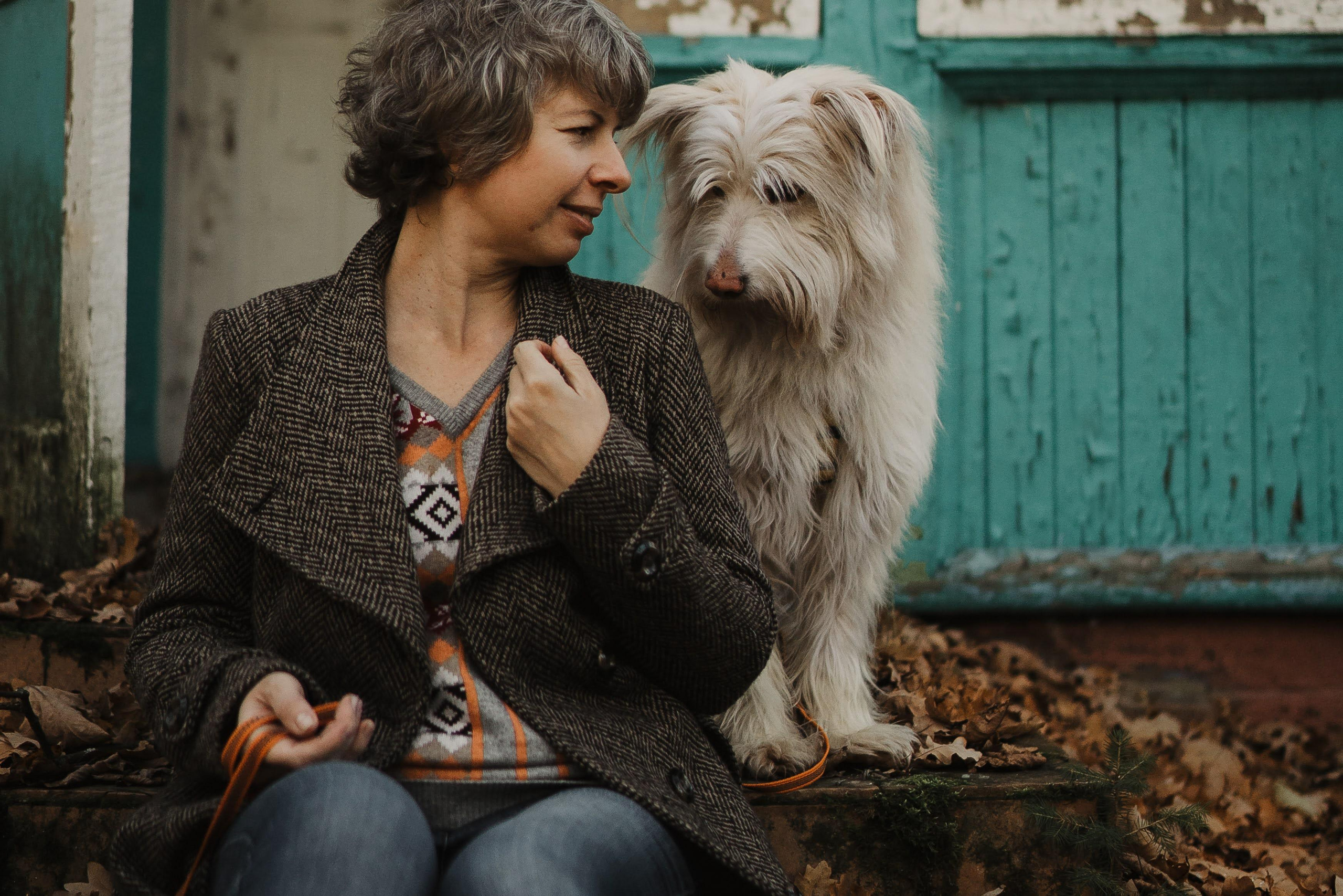 Julia and Marta. Real moments between people and their dogs