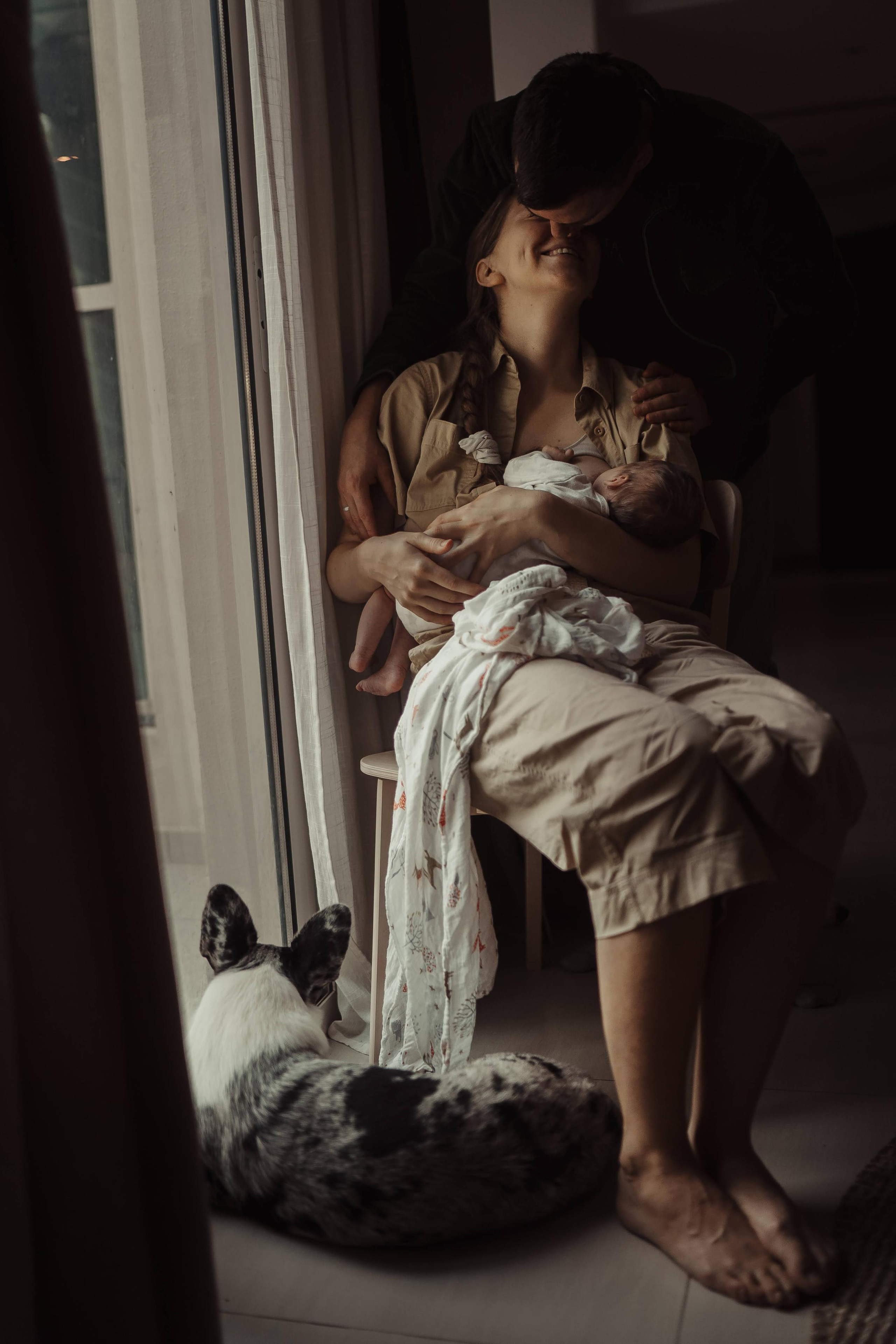 Family photo shoot. Real moments between people and their dogs