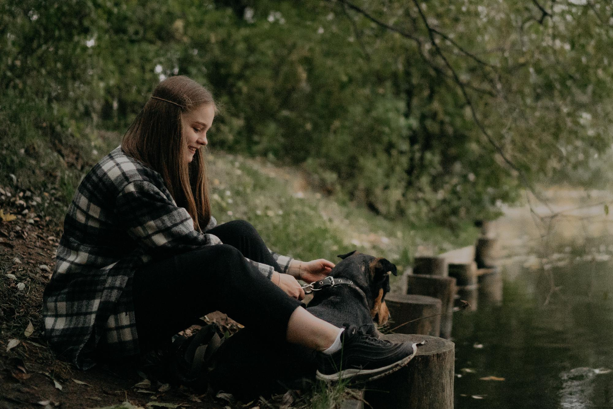 Elena and Molli. Real moments between people and their dogs