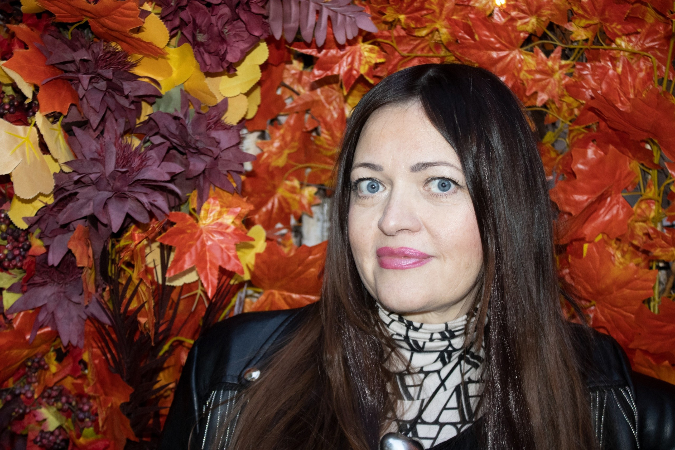 девушка стоит на фоне осенней листвы,  крупный план