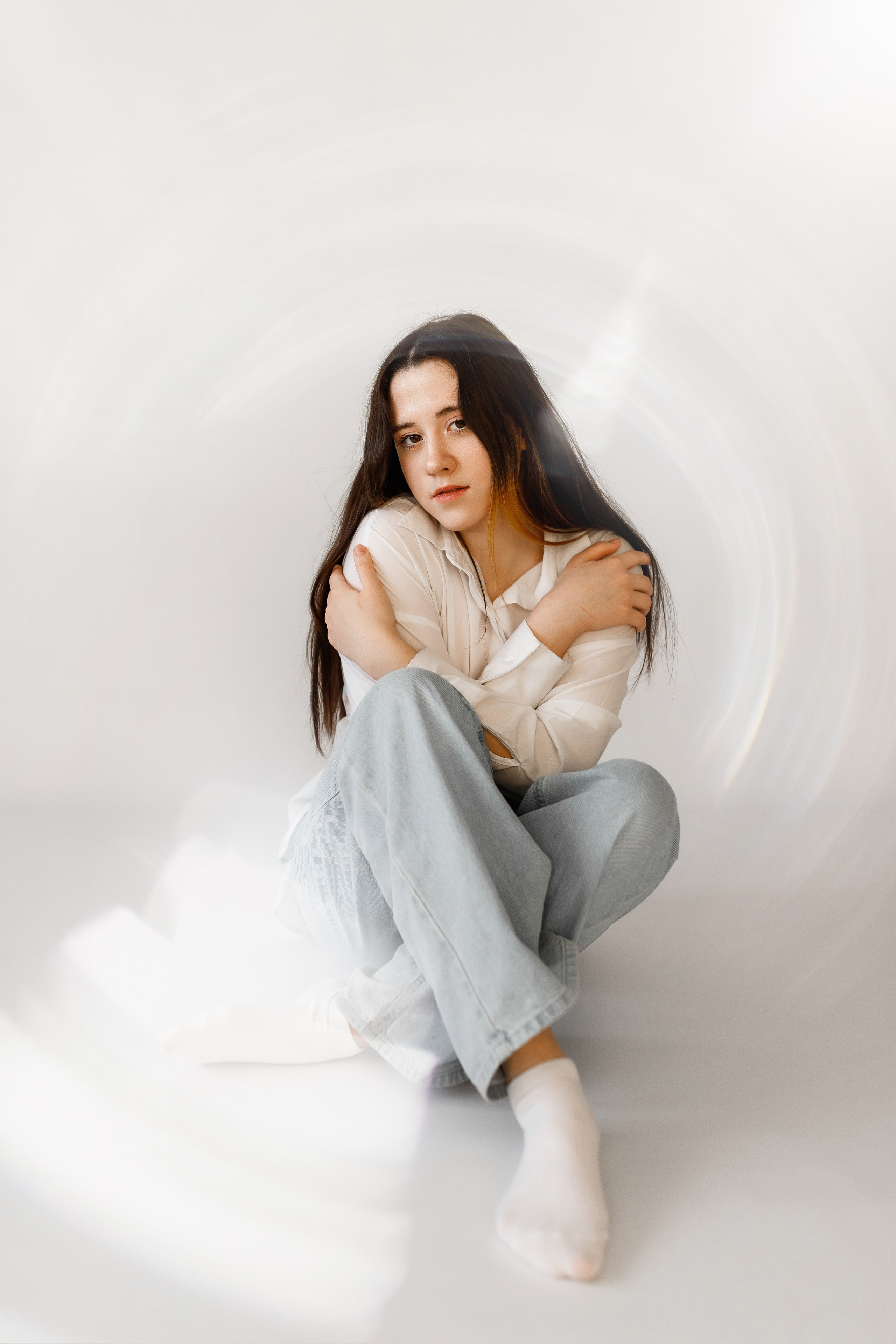 индивидуальная фотосессия в Перми. Девушка в студии на белом фоне в джинсах и рубашке. Лайфстайл.