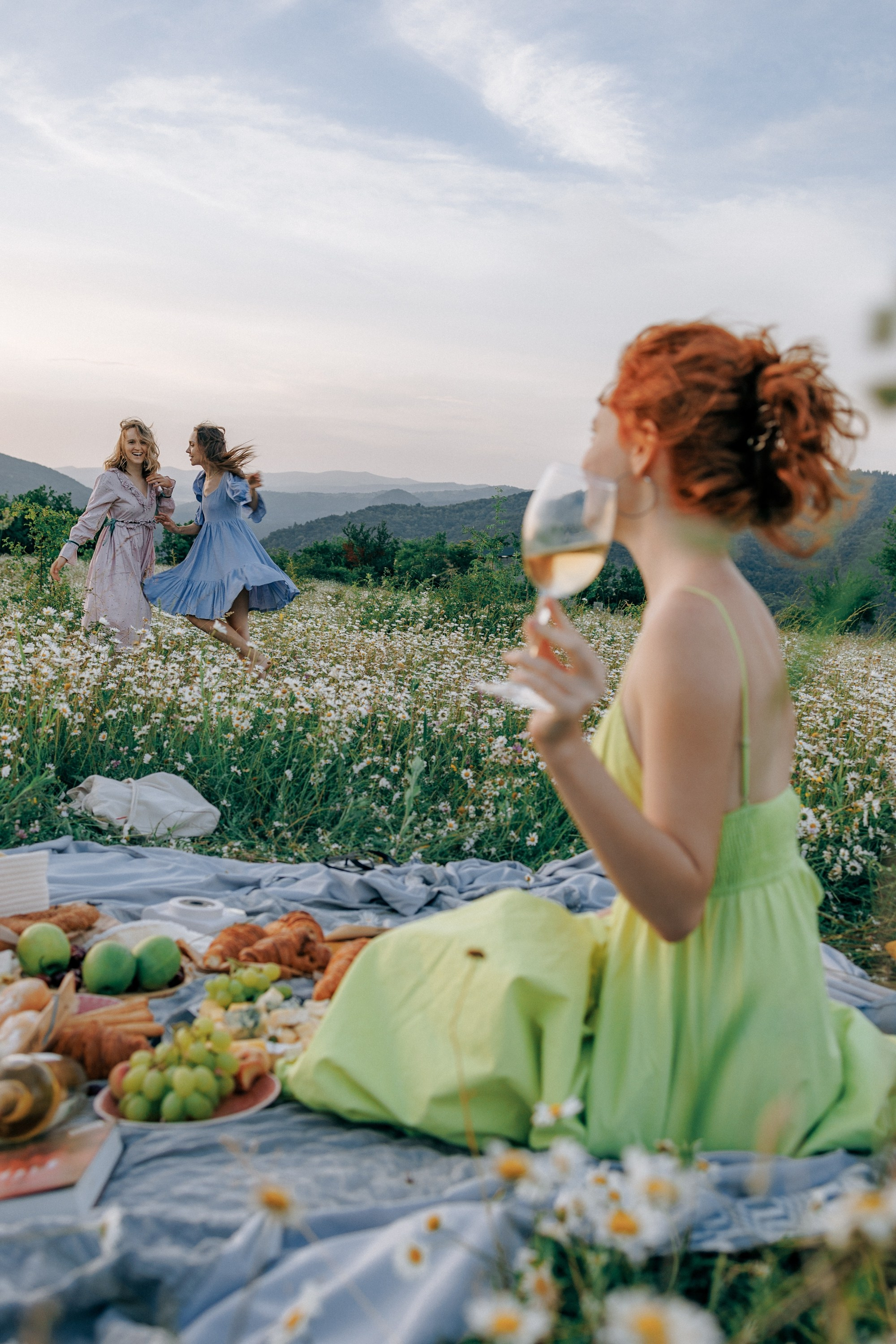 Picnic in the chamomile field in Georgia. Fedor Lemeshko — Destination Wedding and Family Lifestyle photographer