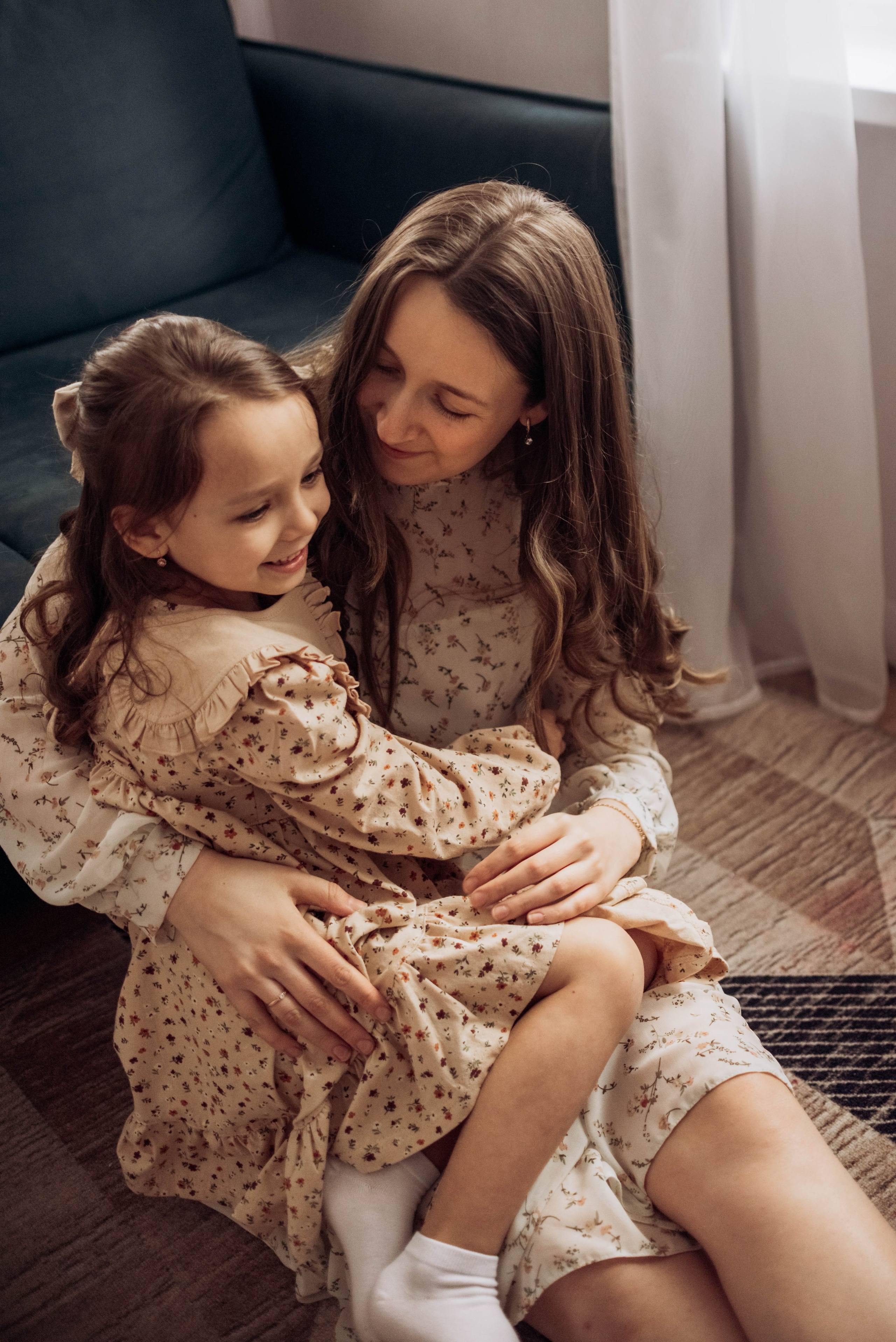 Домашняя фотосессия для мамы и дочек, с цветами, весной, к 8 марта. Семейный фотограф в Железнодорожном Масаева Елена