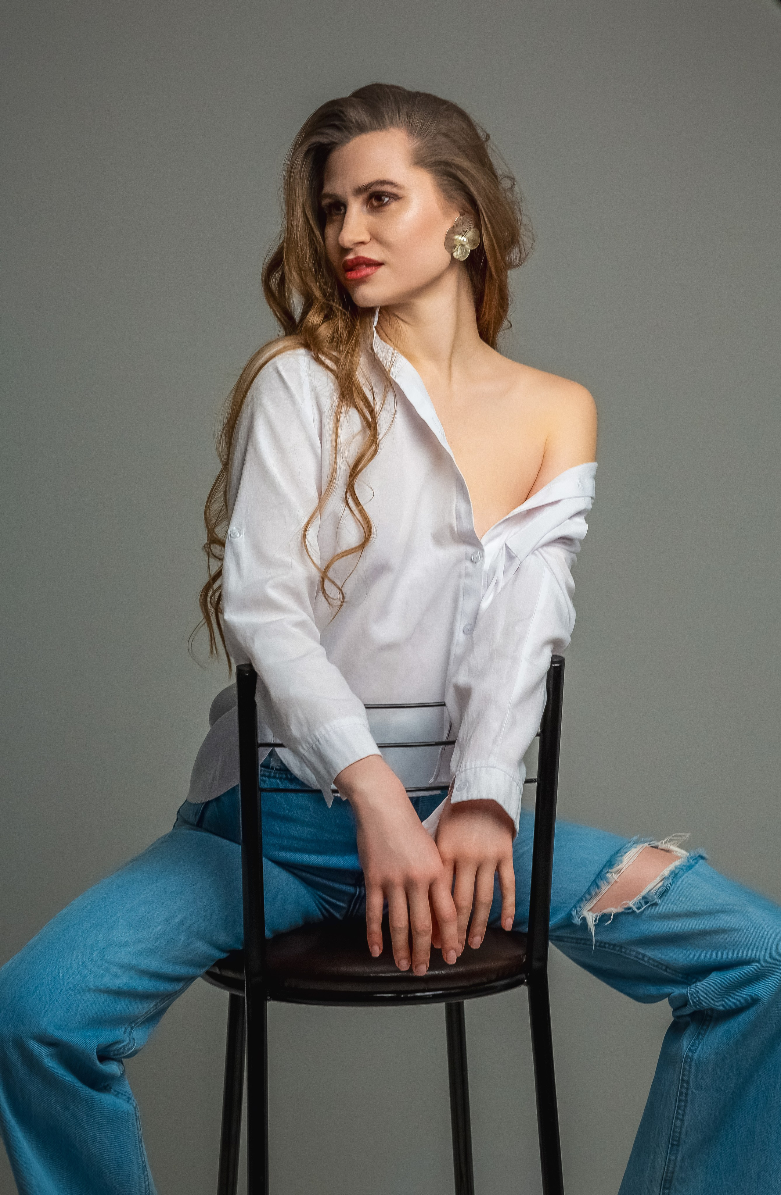 Синие джинсы — белые тюльпаны. Вера Соколова фотограф Воронеж