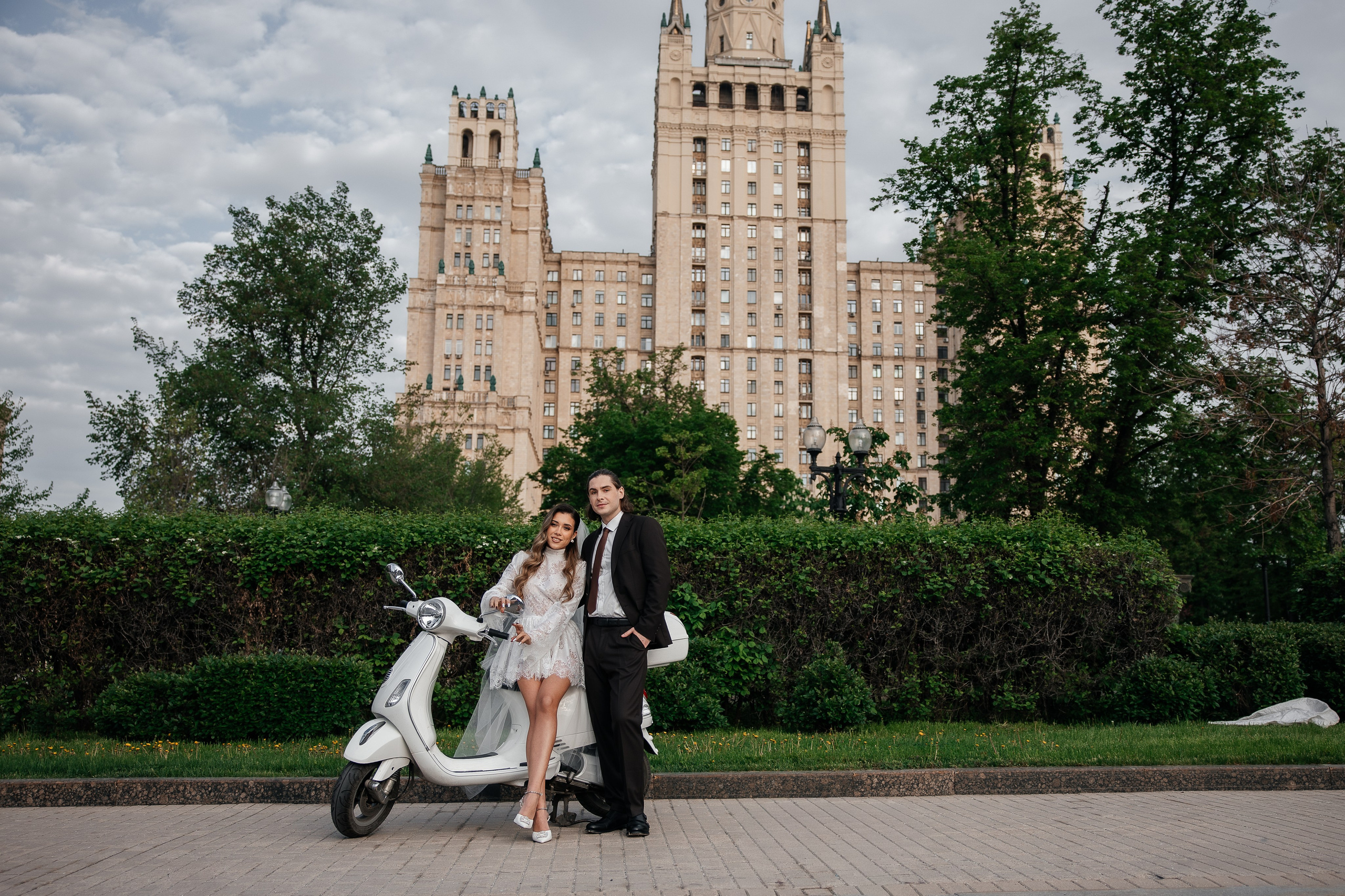 Свадебная прогулка у высотки на Кудринской площади. Свадебный и семейный фотограф в Москве Красинская Мария