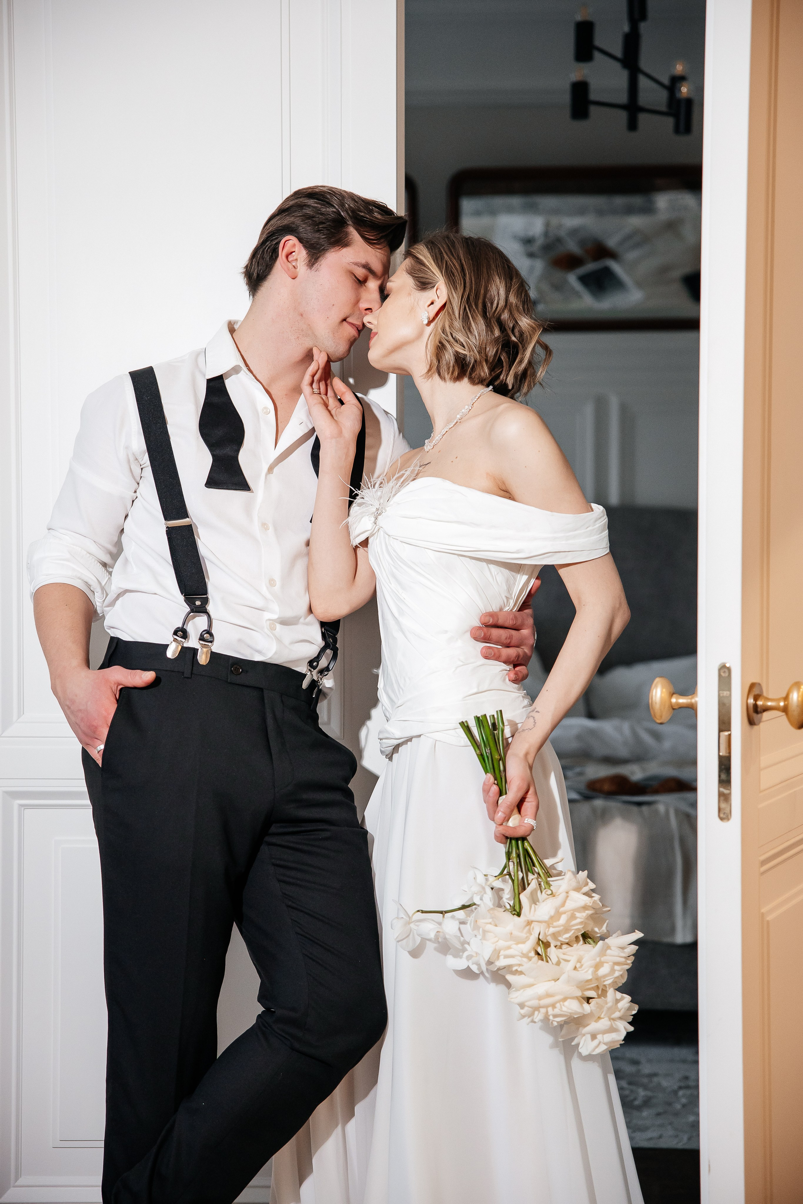 Утро жениха и невесты в отеле. Свадебный и семейный фотограф в Москве Красинская Мария