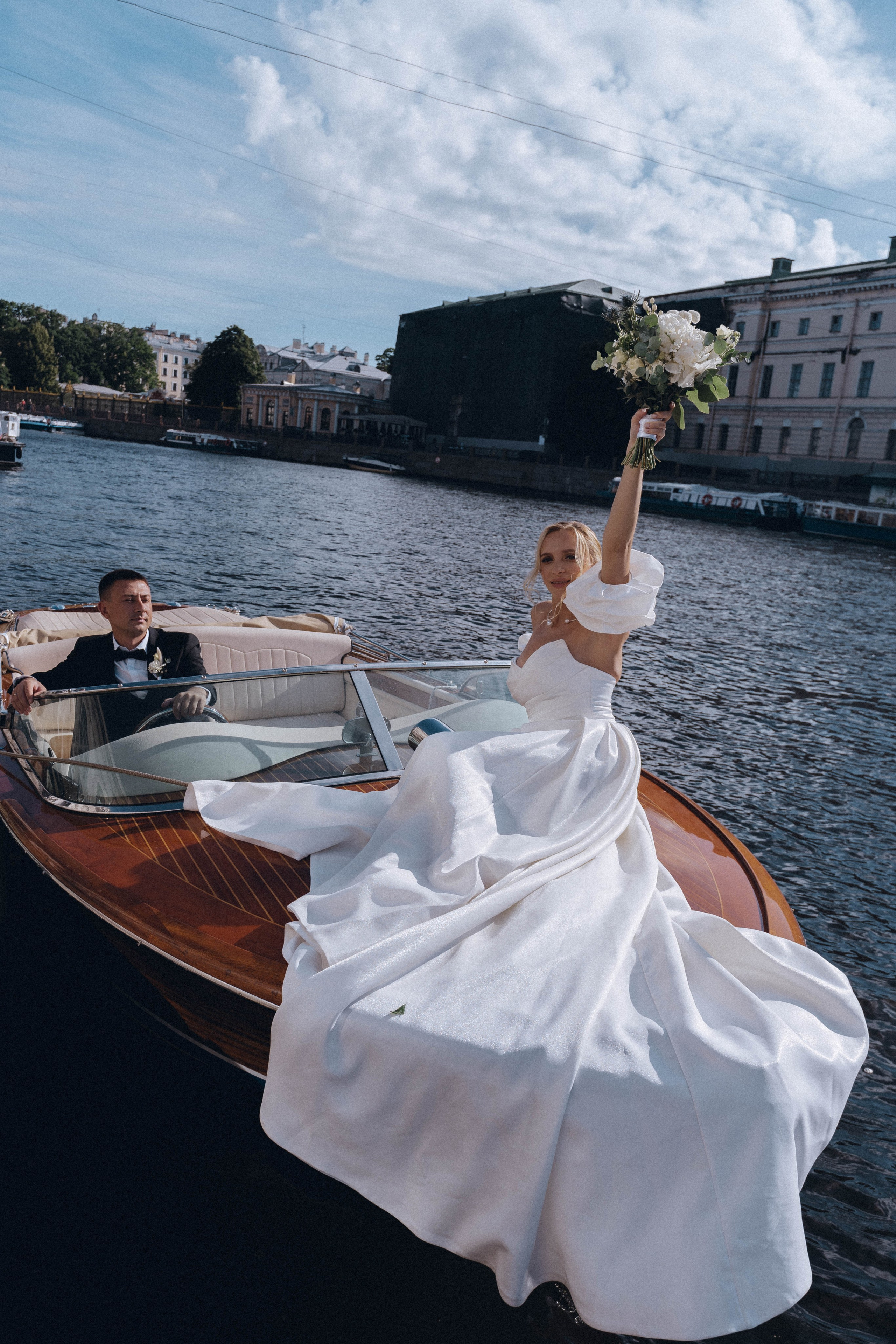 СВАДЕНБНАЯ СЬЕМКА НА КАТЕРЕ ПО КАНАЛАМ САНКТ-ПЕТЕРБУРГА И В АКВАТОРИИ НЕВЫ. Профессиональный фотограф, Санкт-Петербург — Виктория Богомолова