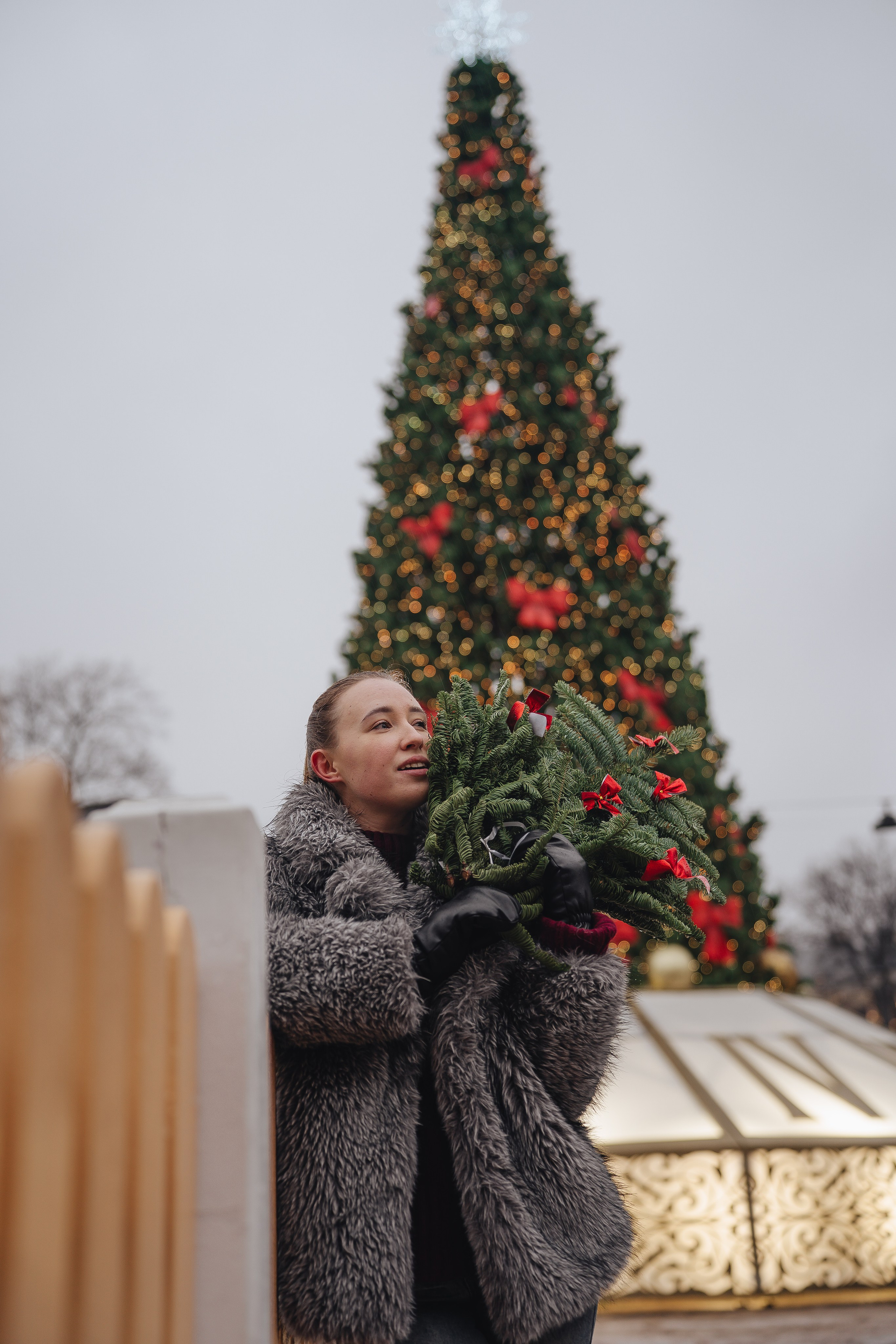 ПРОГУЛКА НА МАНЕЖНОЙ ПЛОЩАДИ ДЛЯ ДЕВУШКИ ПЕРЕД НОВЫМ ГОДОМ (НОВОГОДНЯЯ ФОТОСЕССИИЯ НА МАНЕЖНОЙ ПЛОЩАДИ). Профессиональный фотограф, Санкт-Петербург — Виктория Богомолова