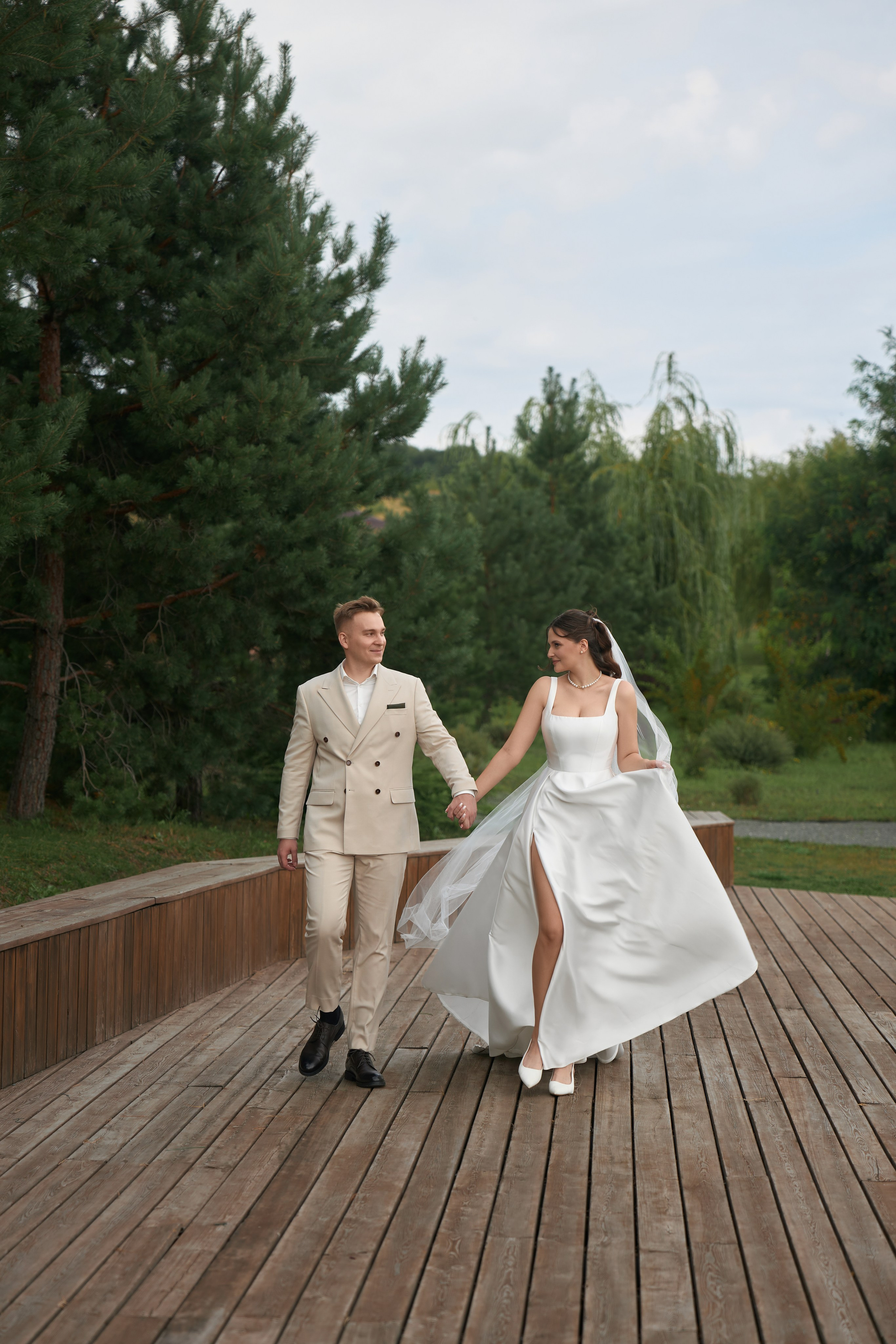 Свадебная фотосессия в «Гермесе» с белым моно-декором. Свадебный и коммерческий фотограф |Саратов Москва|