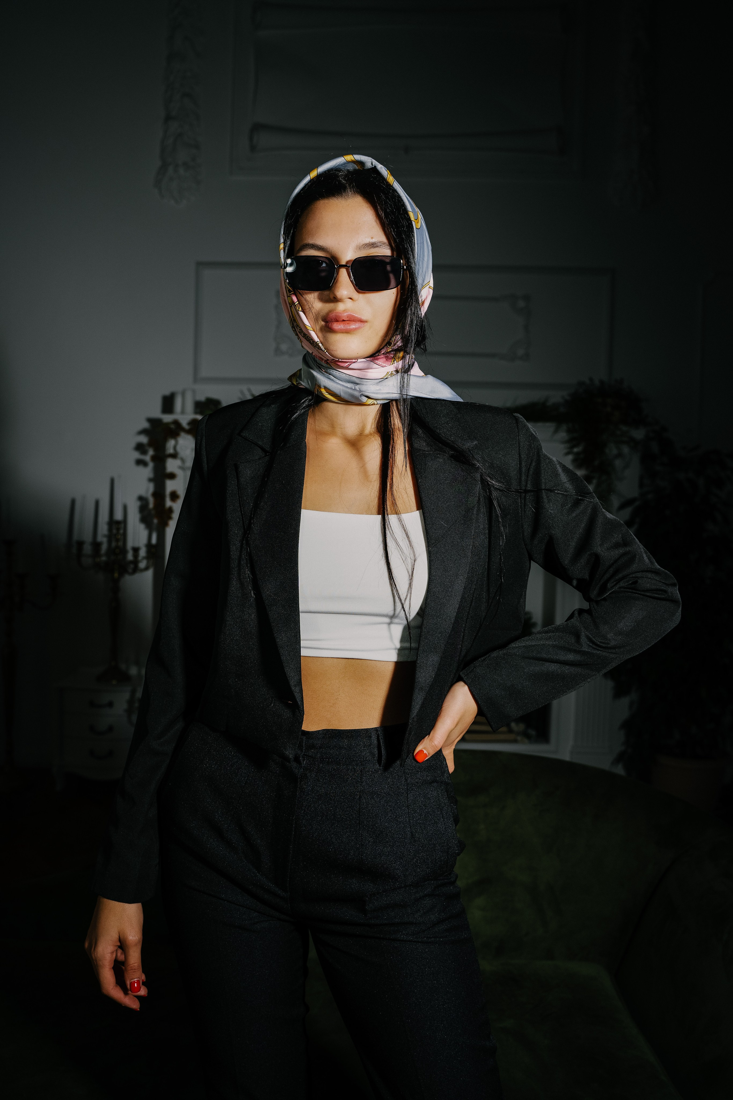 девушка с платком на голове и в очках красиво позирует