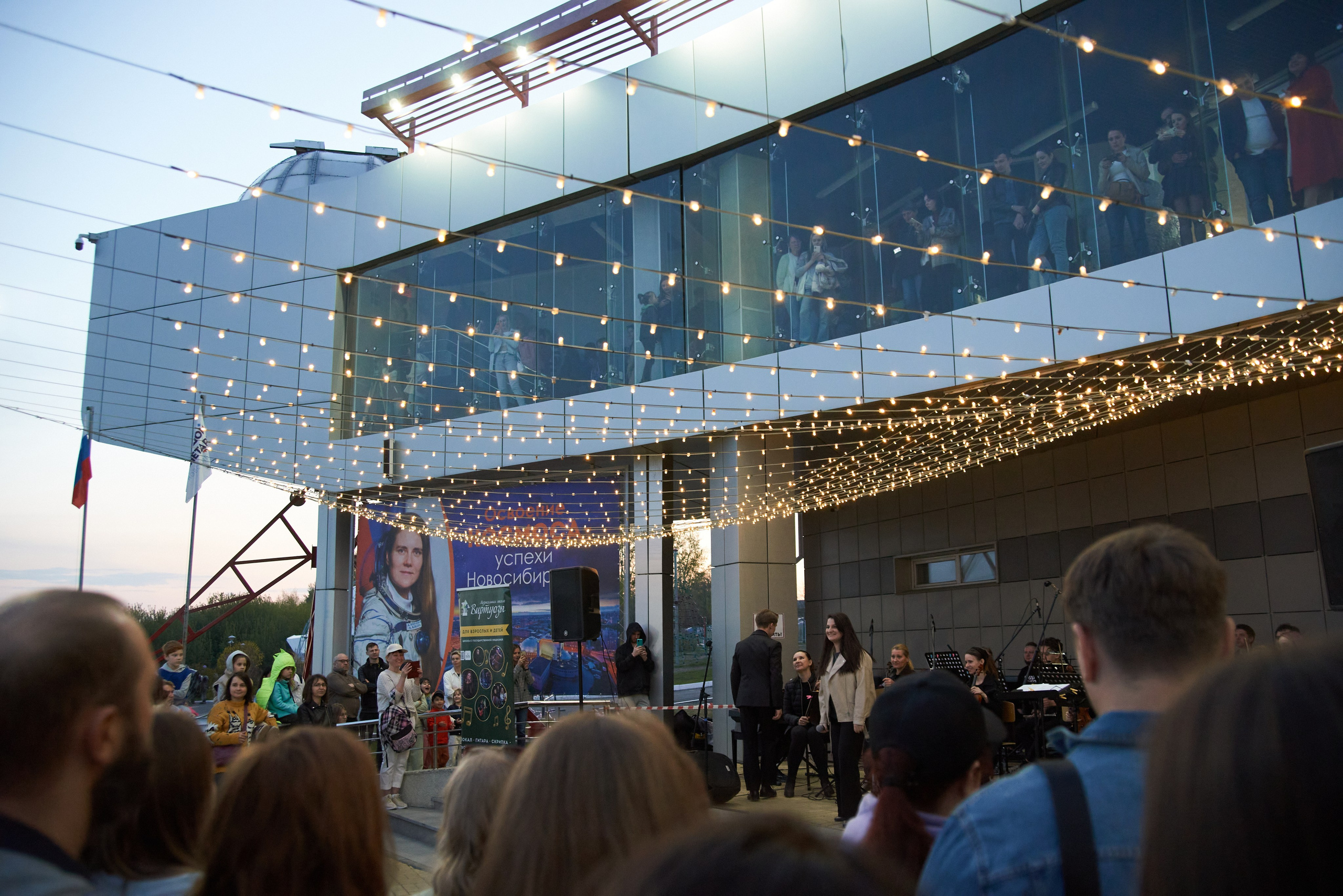 Репортаж: Музыкальная школа Виртуозы в Ночь музеев у планетария. Репортажный и женский фотограф в Новосибирске