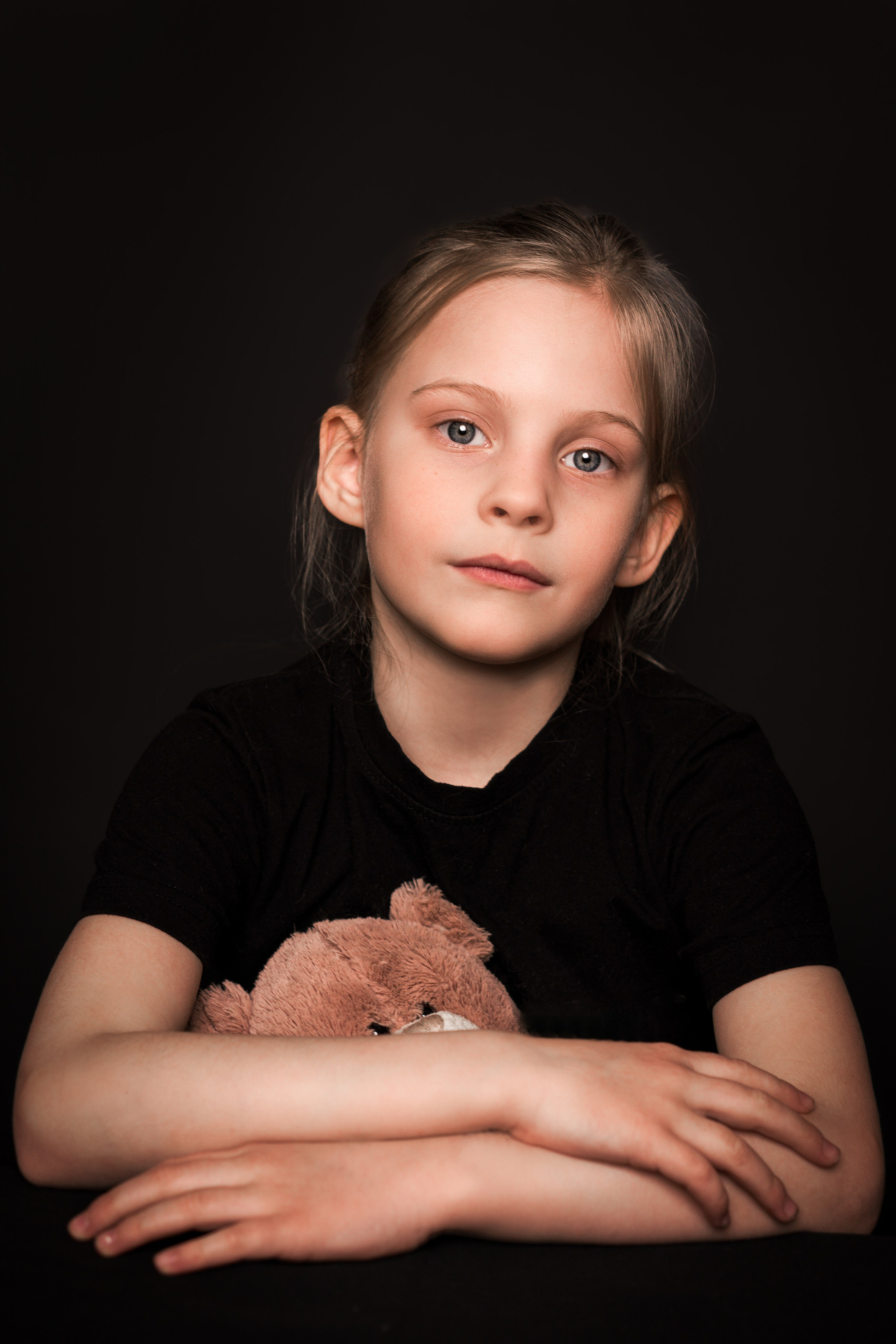 Детский сад, портреты на чёрном фоне. Фотограф Шунова Саша