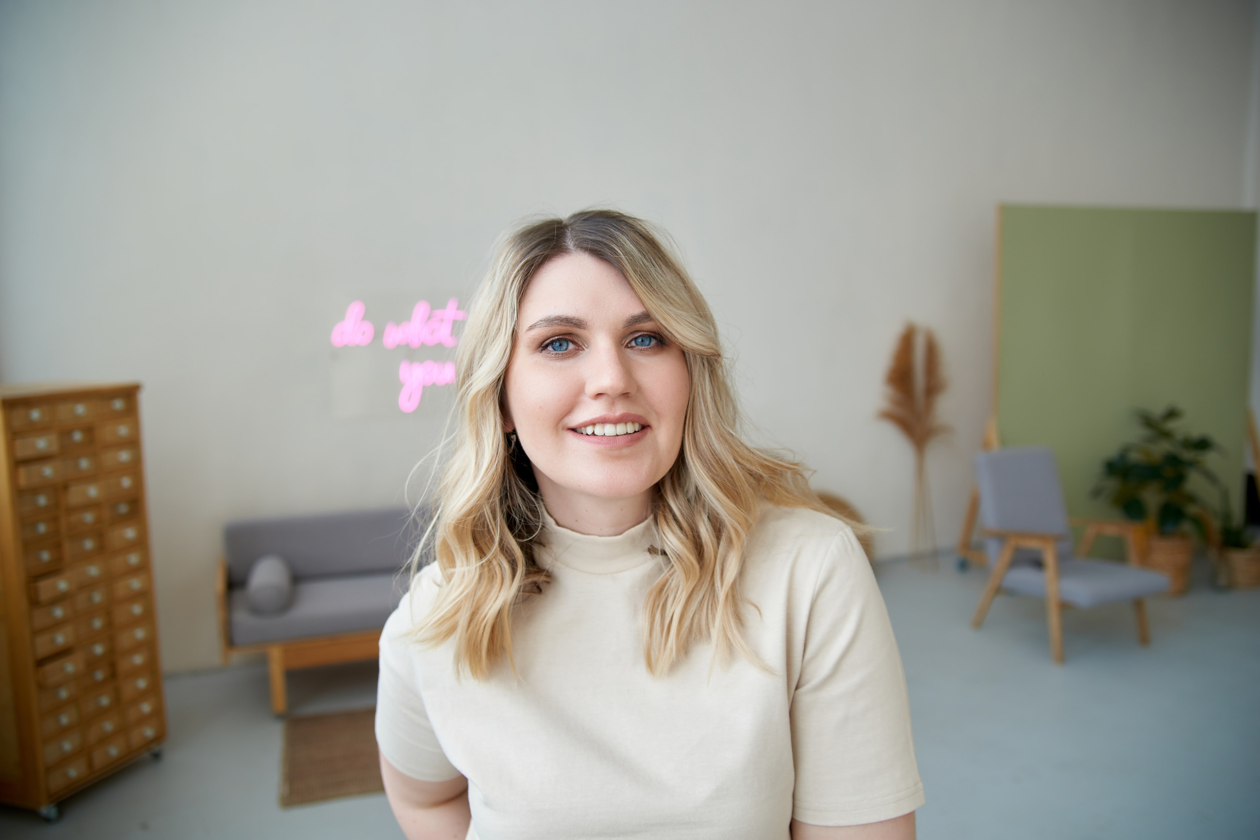 Портреты для Татьяны в студии с минималистичным дизайном. Репортажный и женский фотограф в Новосибирске