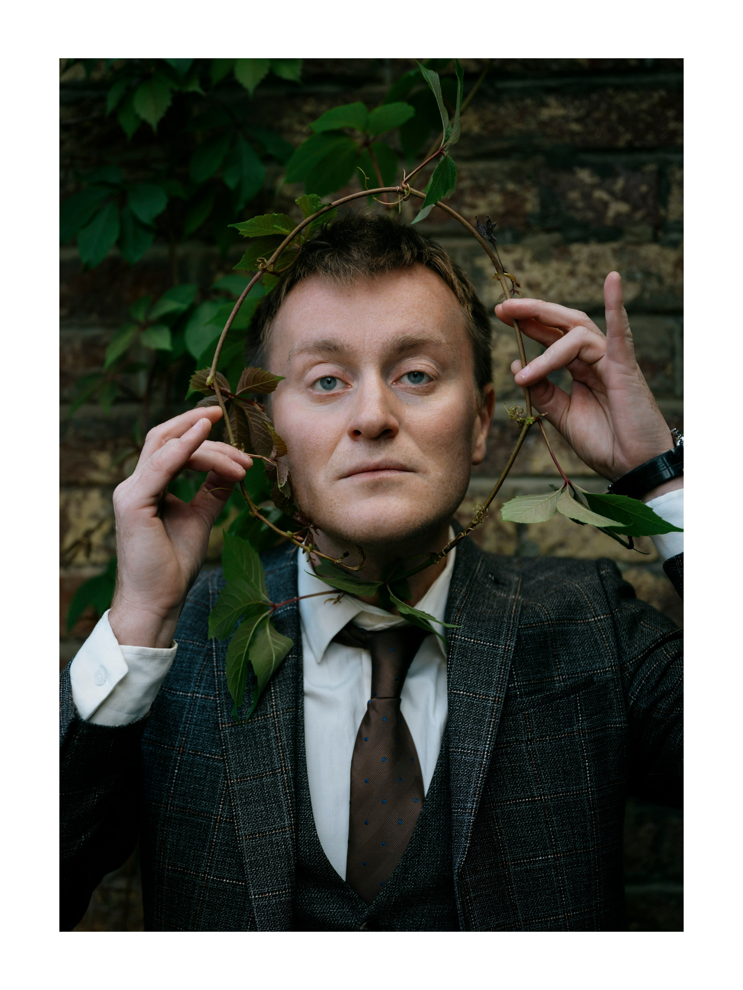 портрет мужчины с плющом
