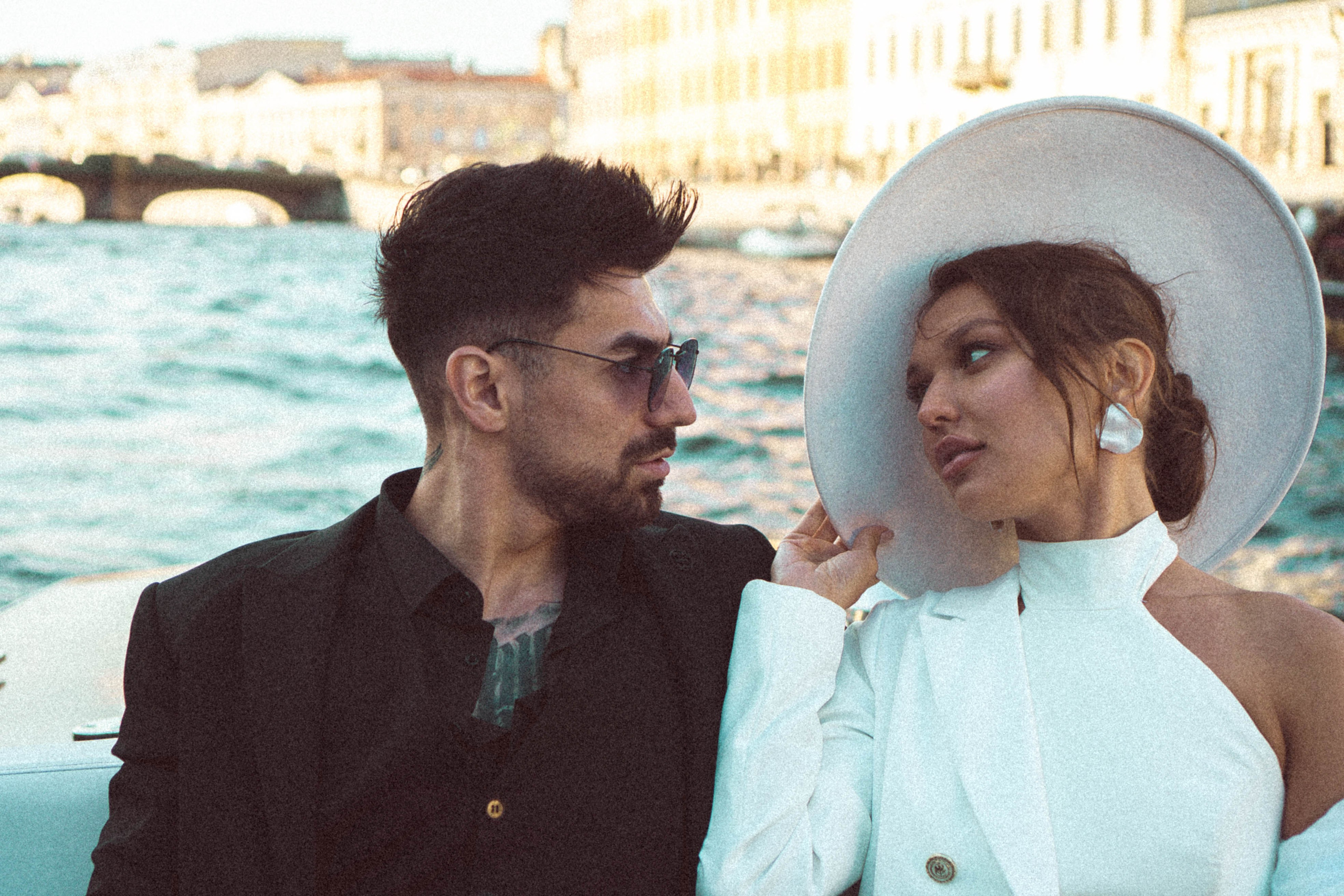 СВАДЕНБНАЯ СЬЕМКА НА КАТЕРЕ ПО КАНАЛАМ САНКТ-ПЕТЕРБУРГА И В АКВАТОРИИ НЕВЫ. Профессиональный фотограф, Санкт-Петербург — Виктория Богомолова