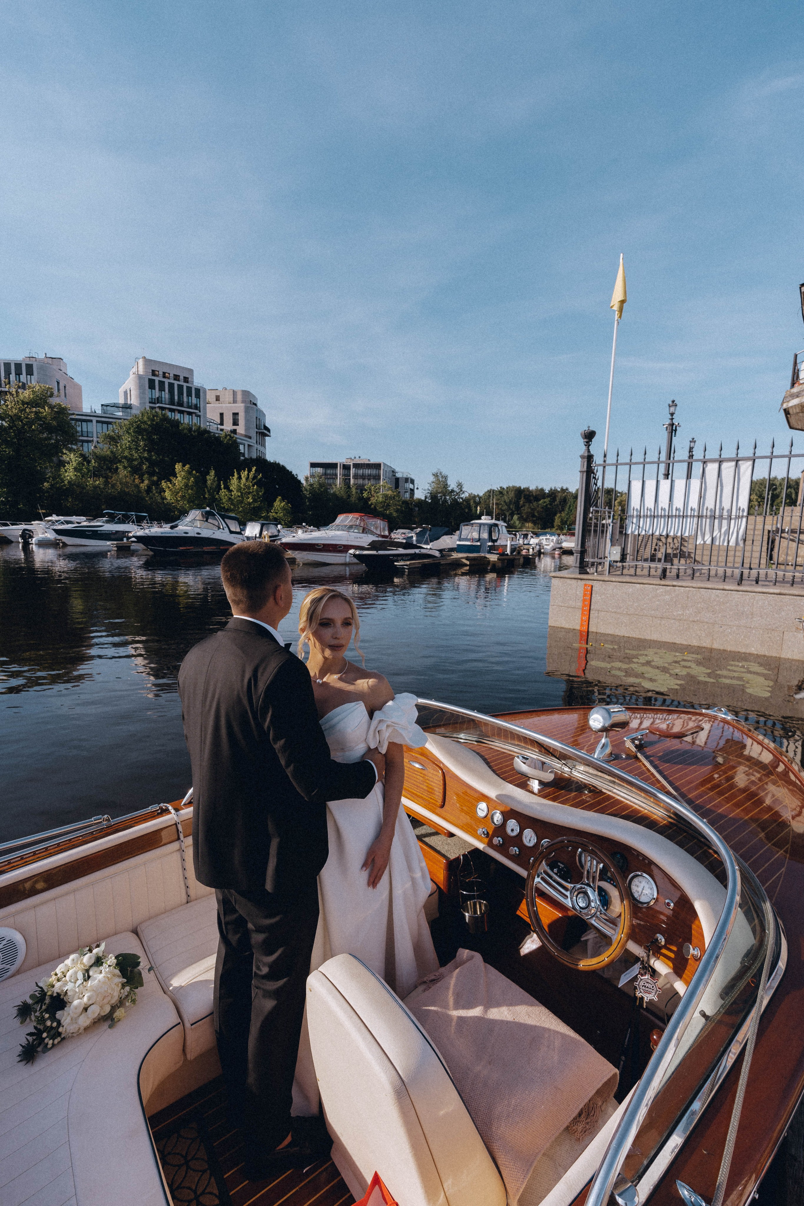 СВАДЕНБНАЯ СЬЕМКА НА КАТЕРЕ ПО КАНАЛАМ САНКТ-ПЕТЕРБУРГА И В АКВАТОРИИ НЕВЫ. Профессиональный фотограф, Санкт-Петербург — Виктория Богомолова