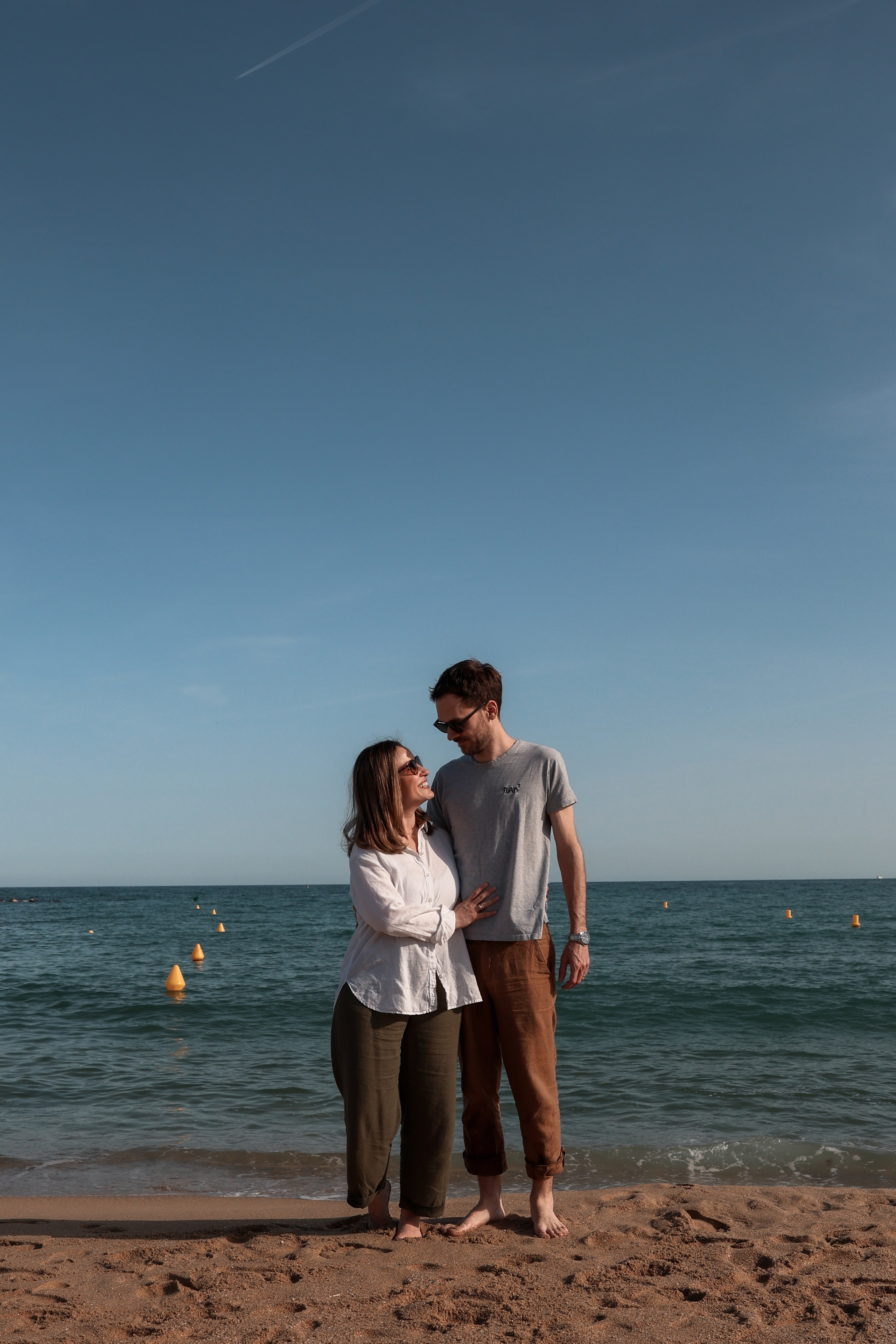 Family pizza at the sea. Natalia Zhuravleva|family, newborn, maternity photographer in Barcelona