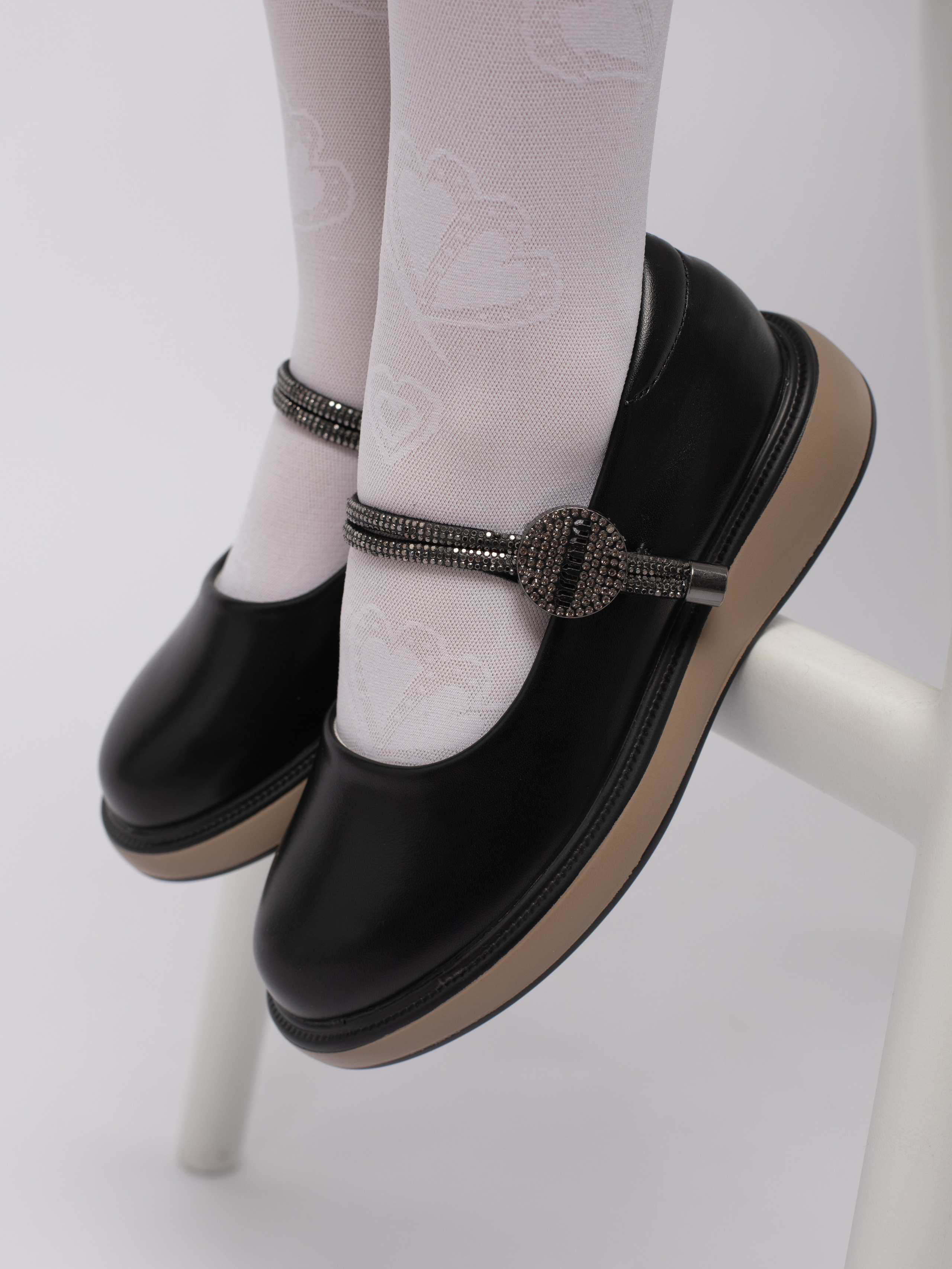 Школьные туфли. Фотостудия предметной и модельной съёмки для маркетплейсов