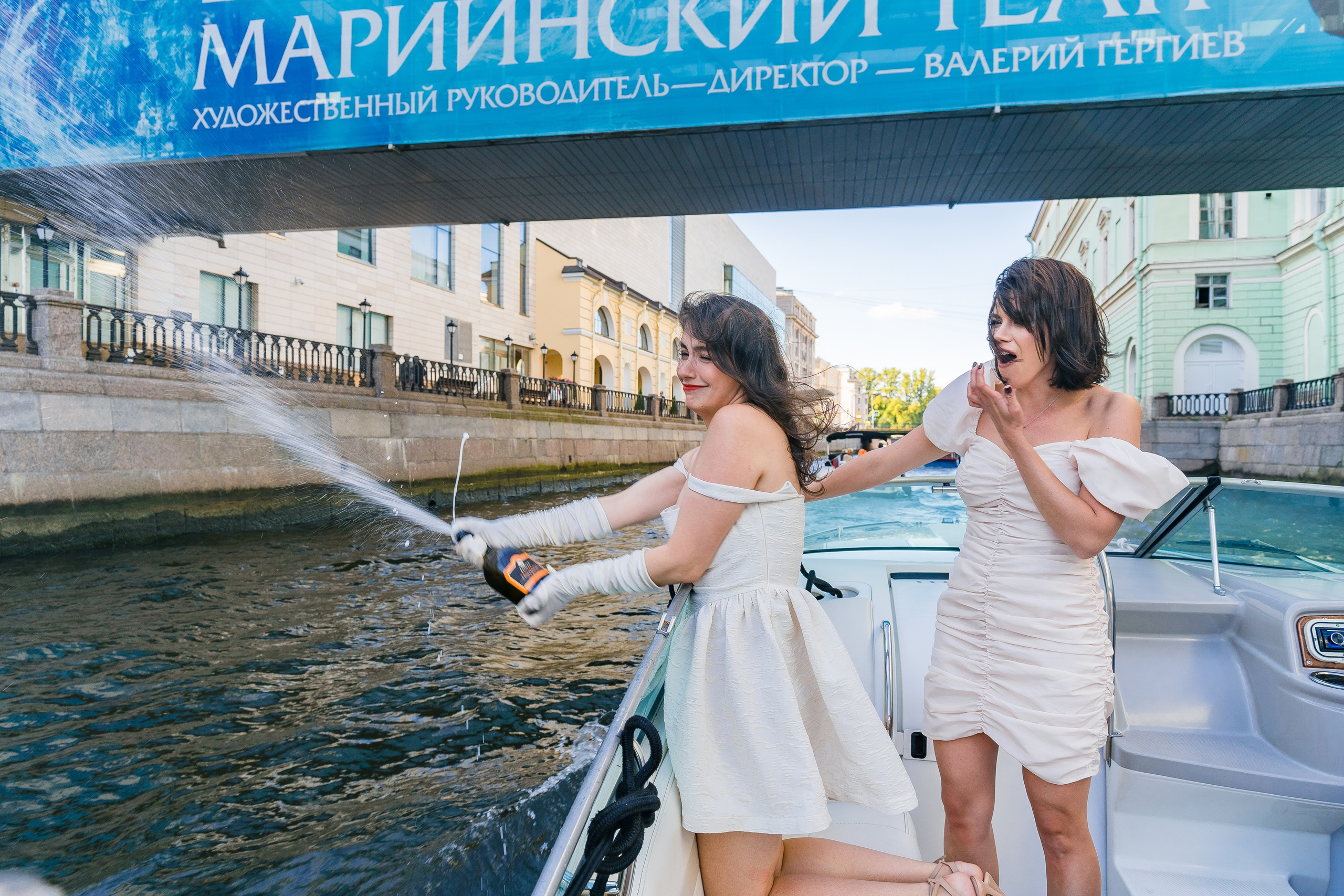 Фотосъемка девичника, встреча девушек, веселые женские портреты